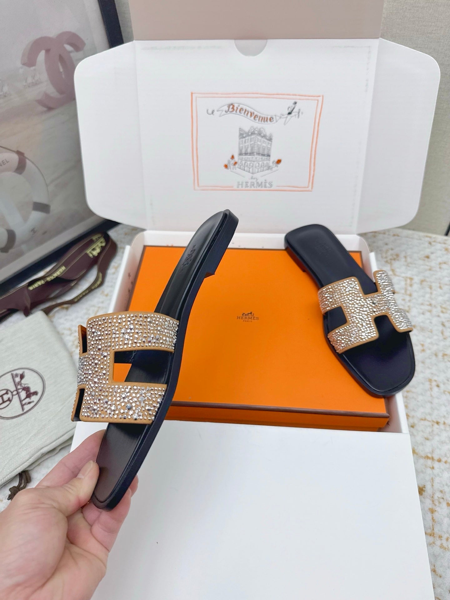 HM 26ss Oran Sandals Black Gold Crystal Cowhide 625248