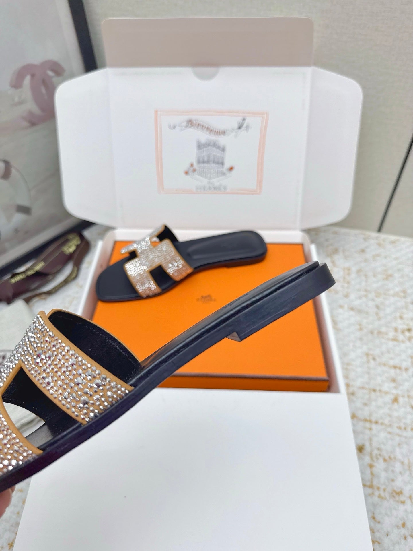 HM 26ss Oran Sandals Black Gold Crystal Cowhide 625248