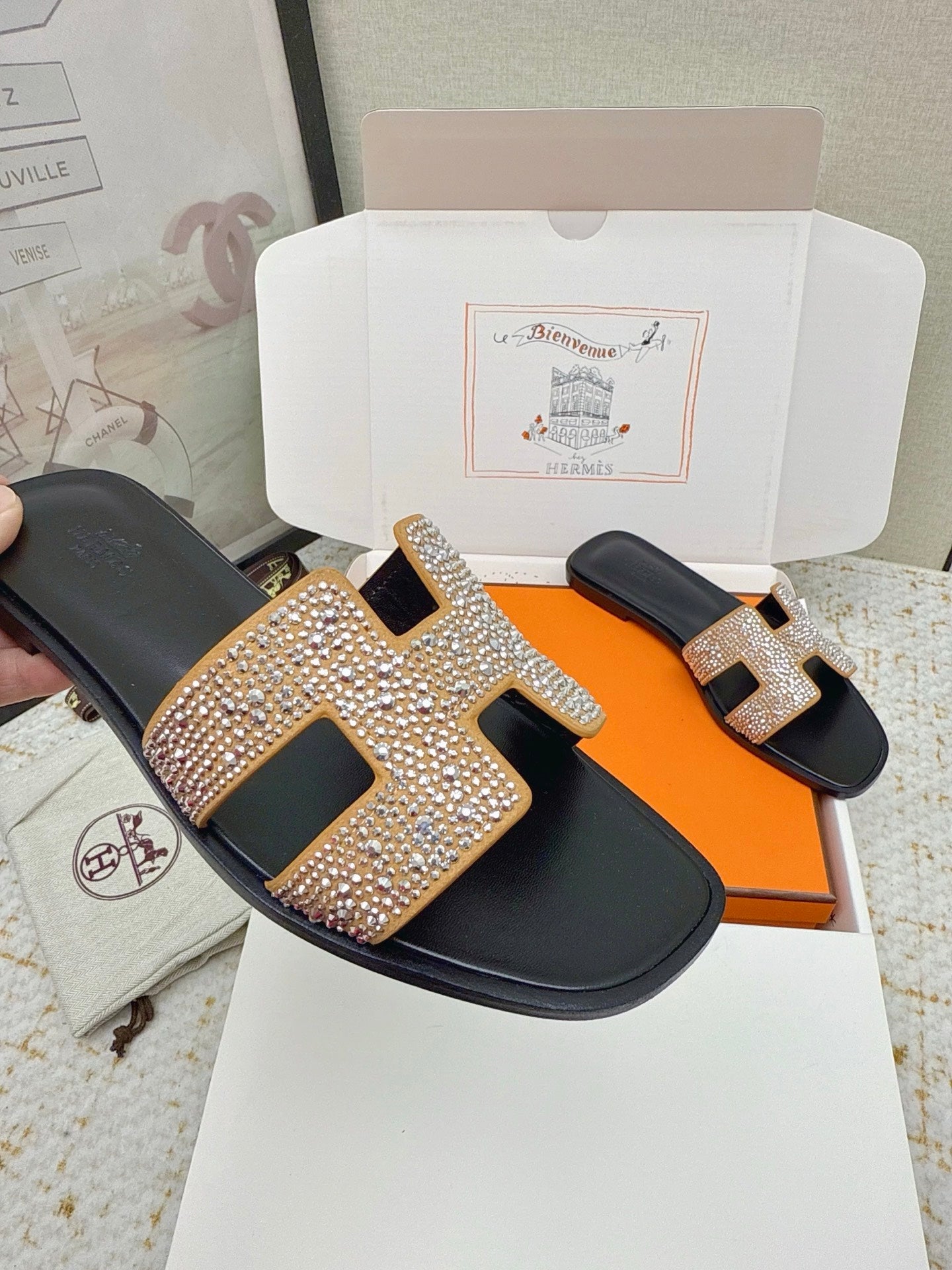 HM 26ss Oran Sandals Black Gold Crystal Cowhide 625248