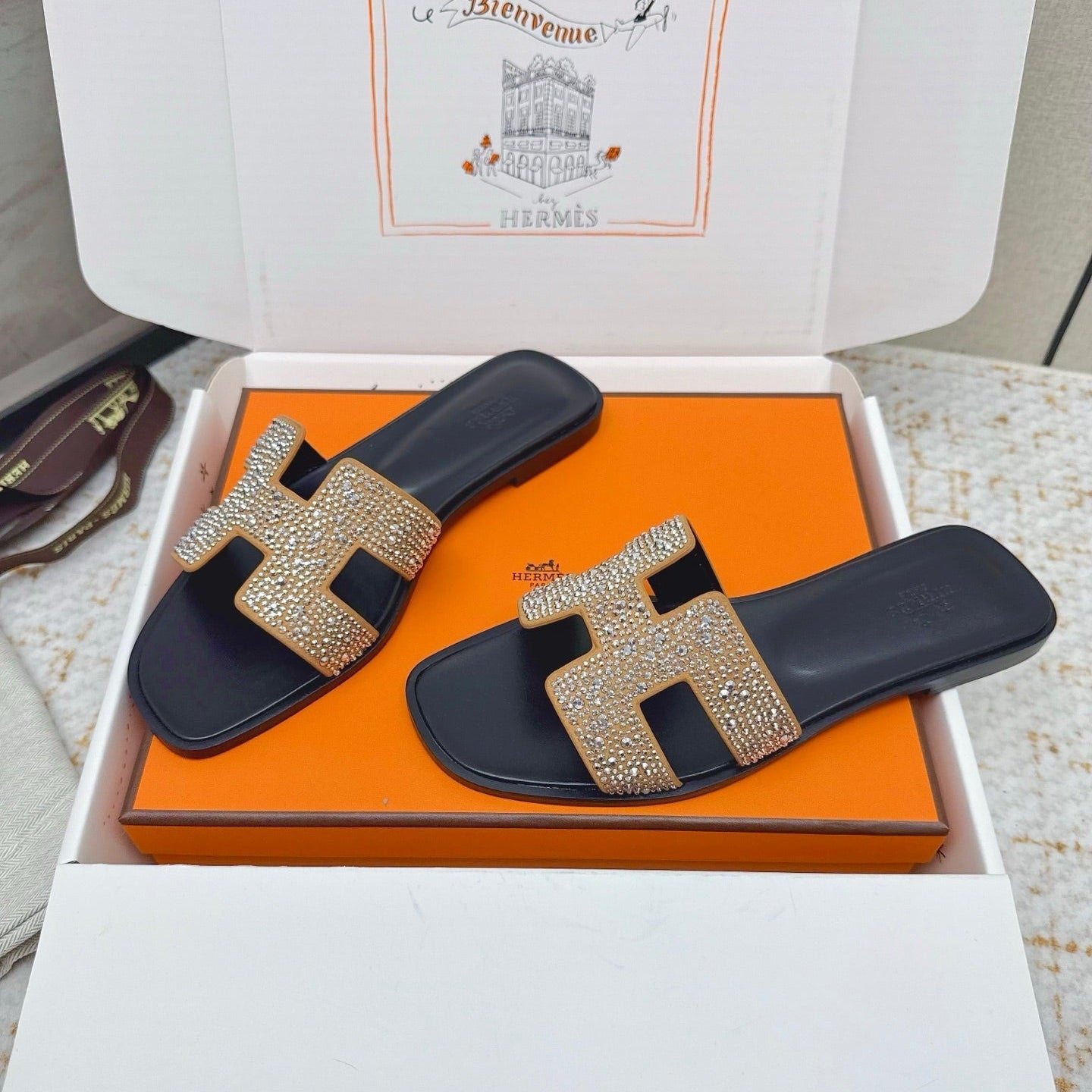 HM 26ss Oran Sandals Black Gold Crystal Cowhide 625248