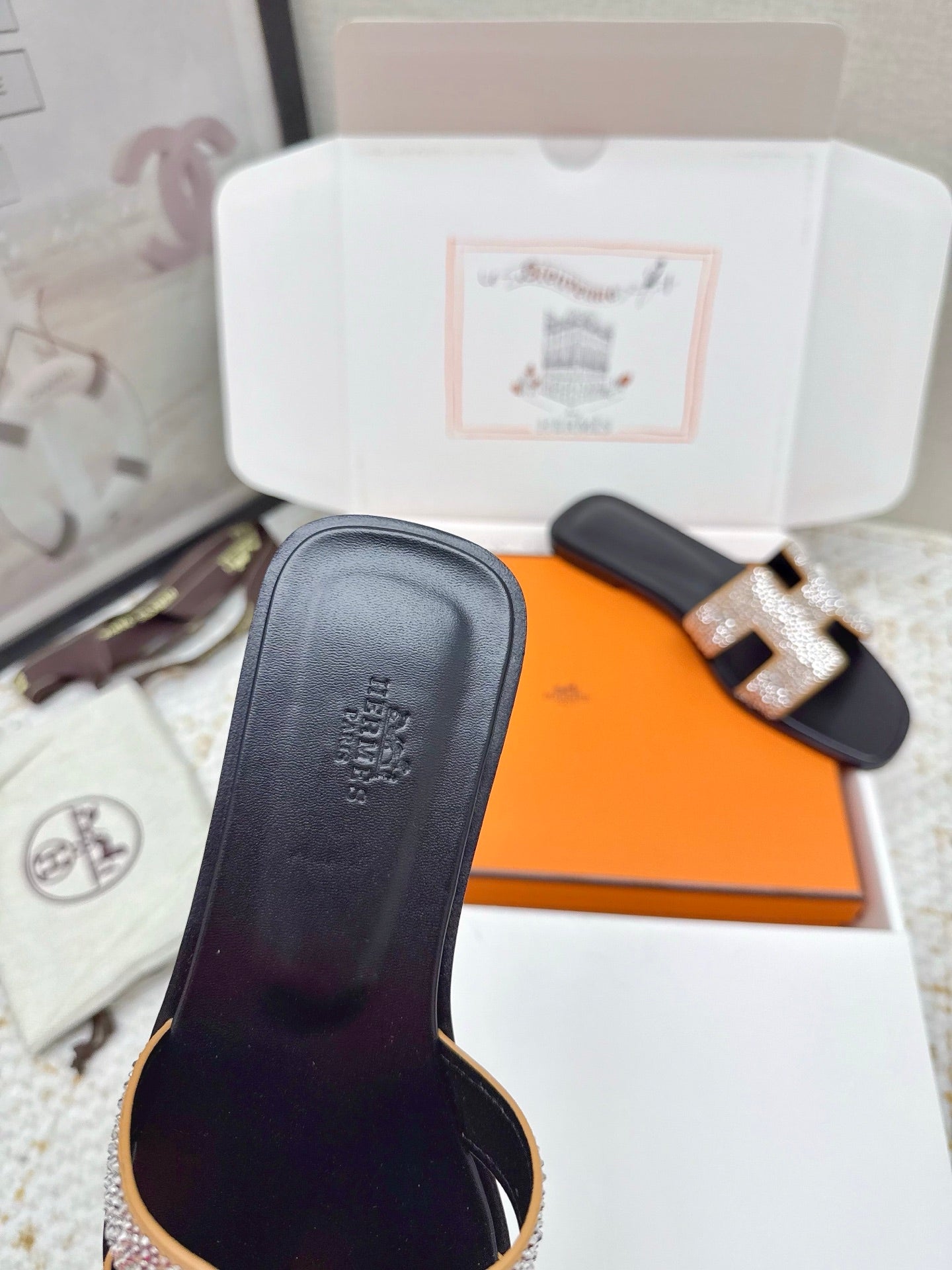 HM 26ss Oran Sandals Black Gold Crystal Cowhide 625248