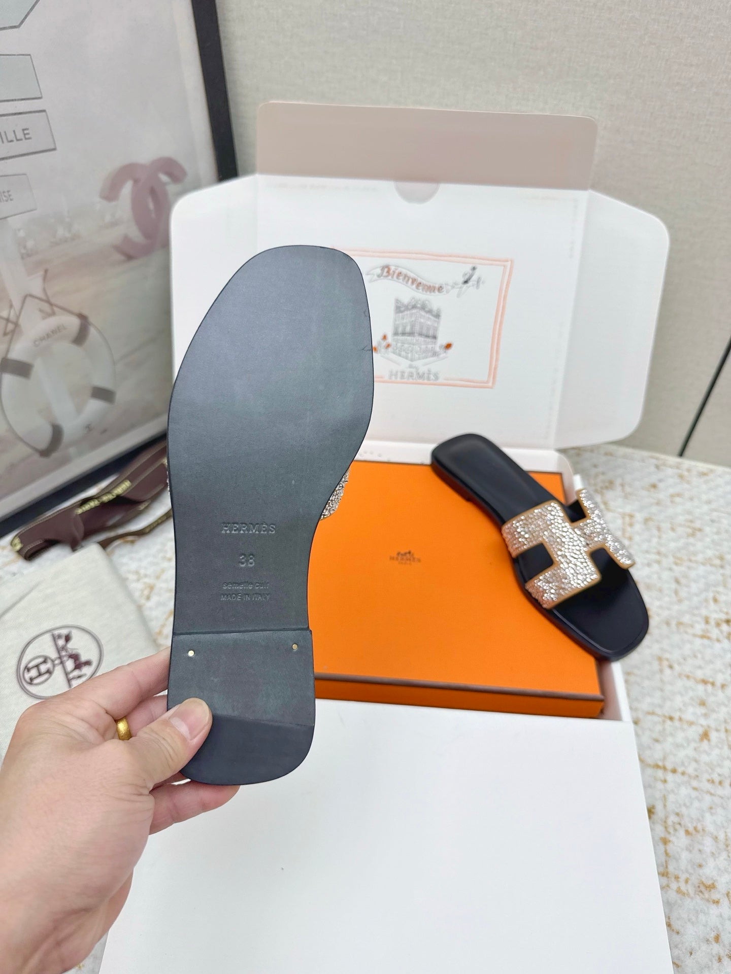 HM 26ss Oran Sandals Black Gold Crystal Cowhide 625248