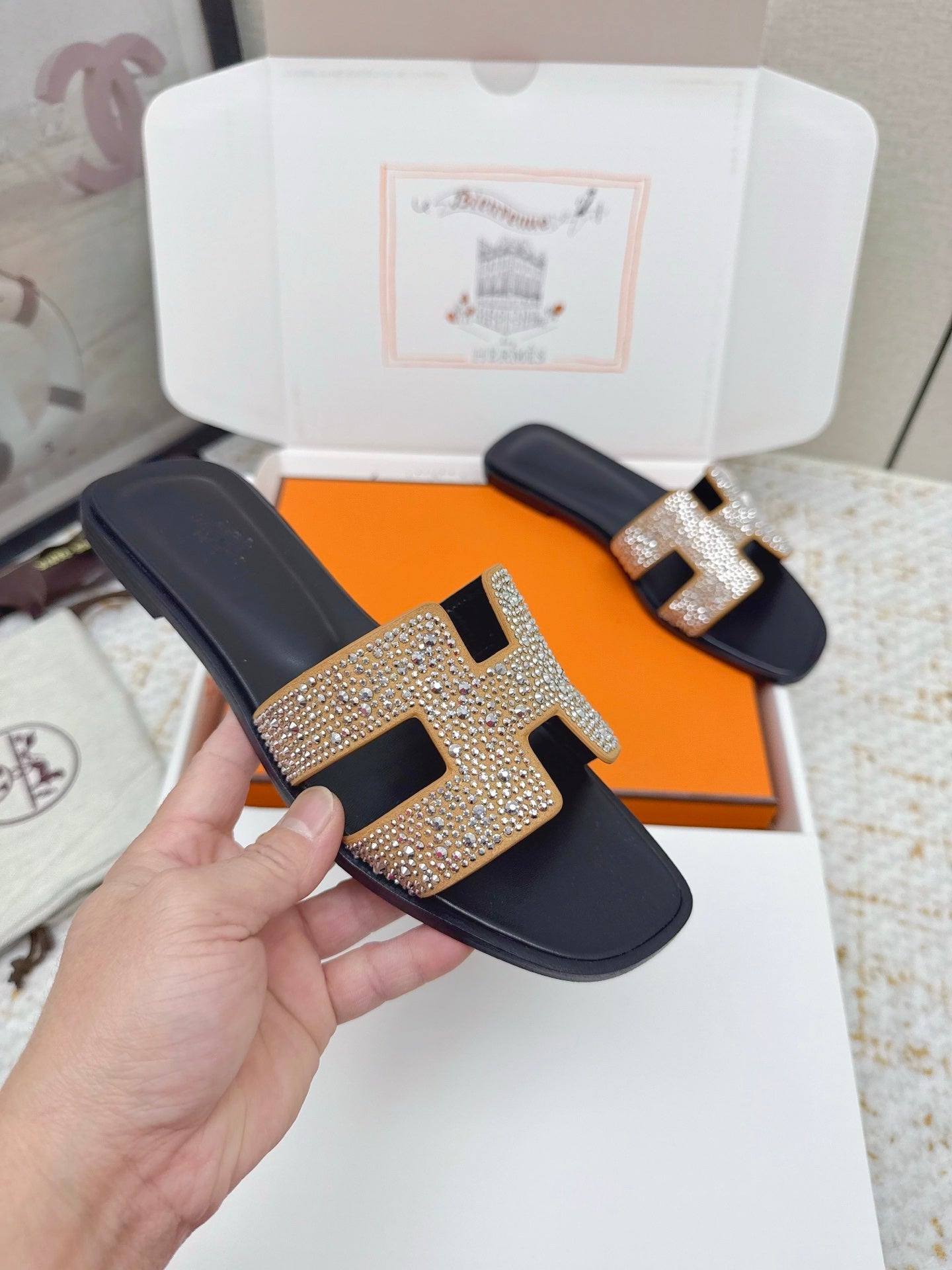 HM 26ss Oran Sandals Black Gold Crystal Cowhide 625248