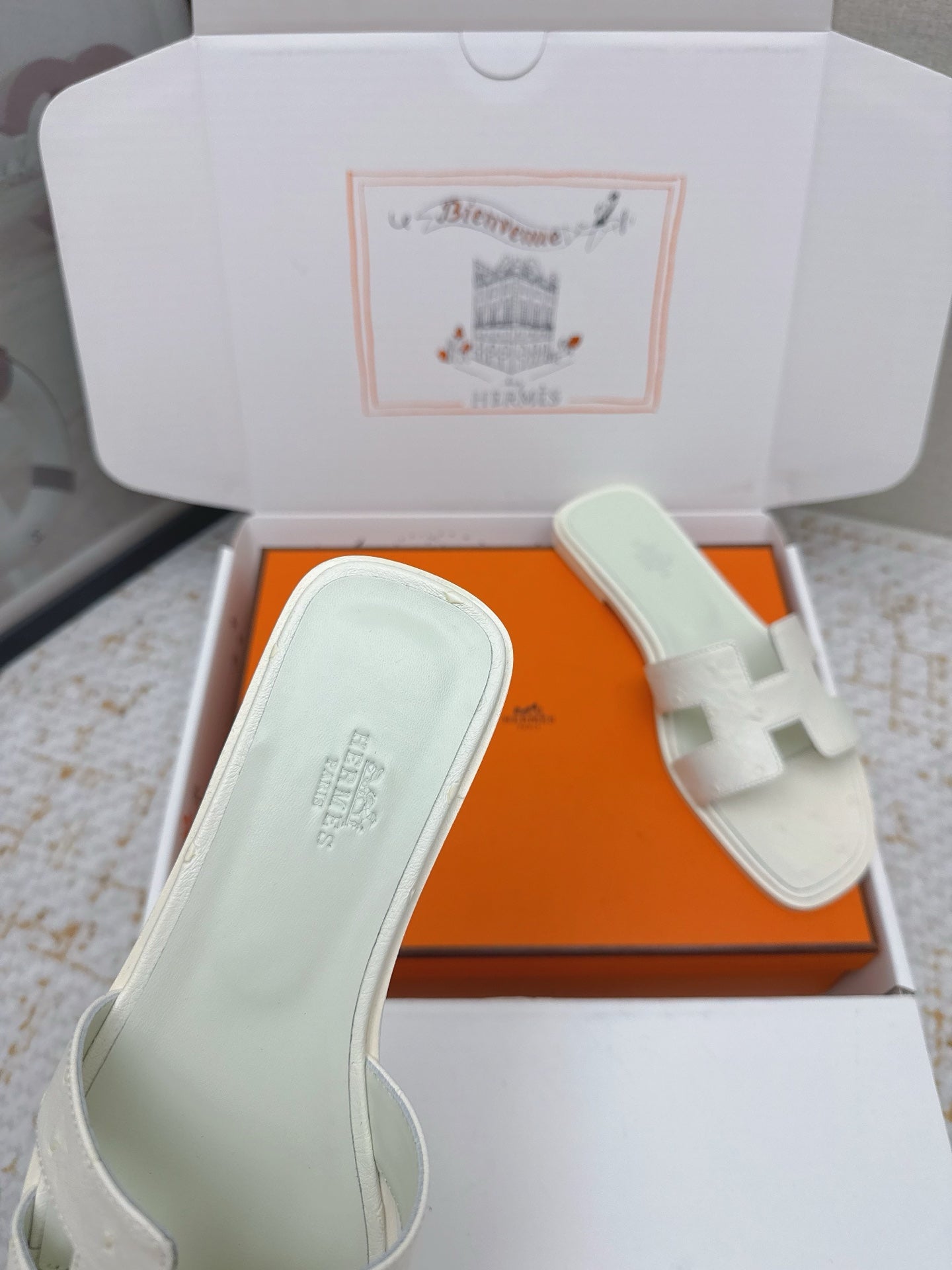 HM 26ss Oran Sandals Craie Ostrich Leather 625097