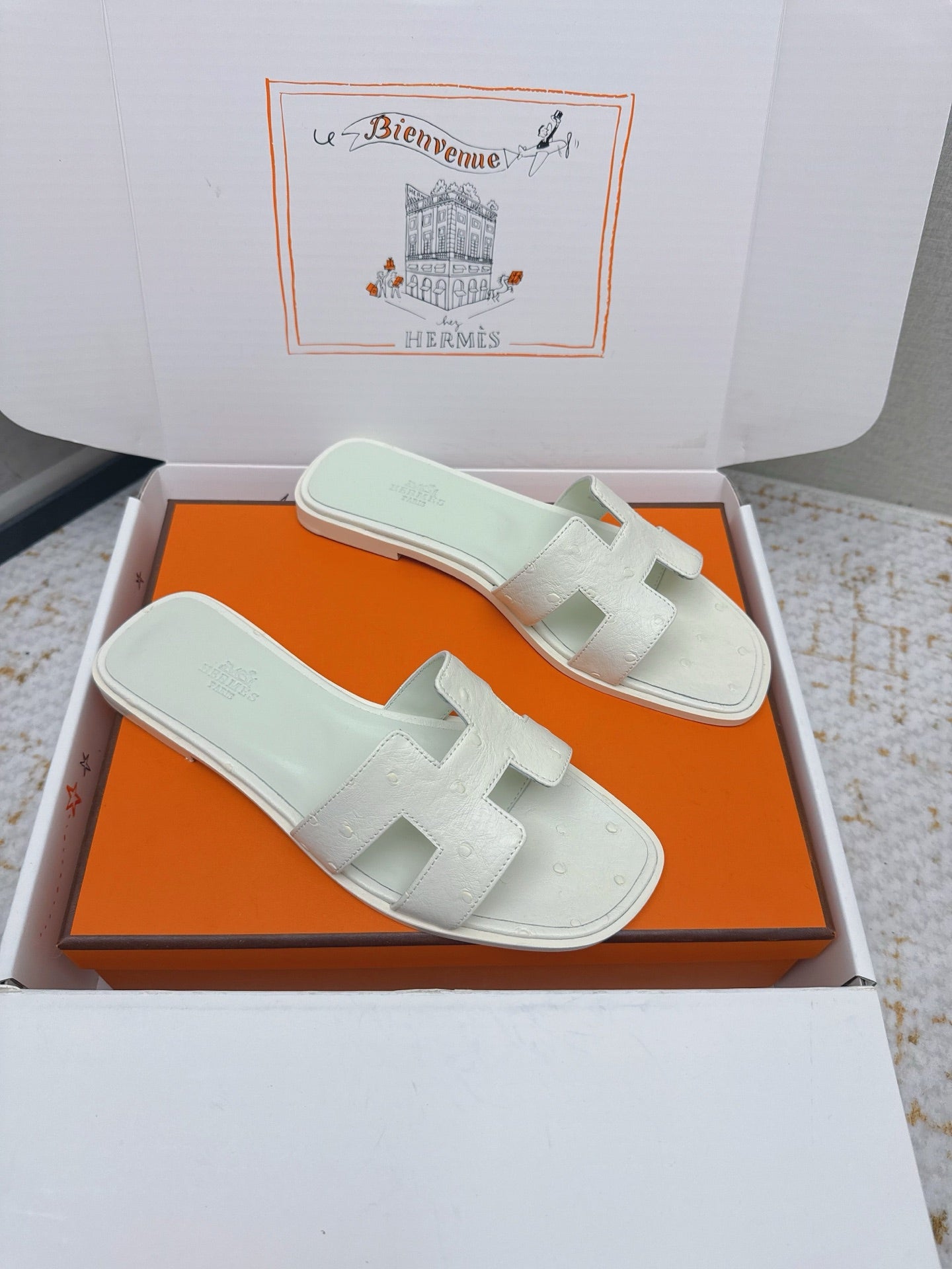 HM 26ss Oran Sandals Craie Ostrich Leather 625097