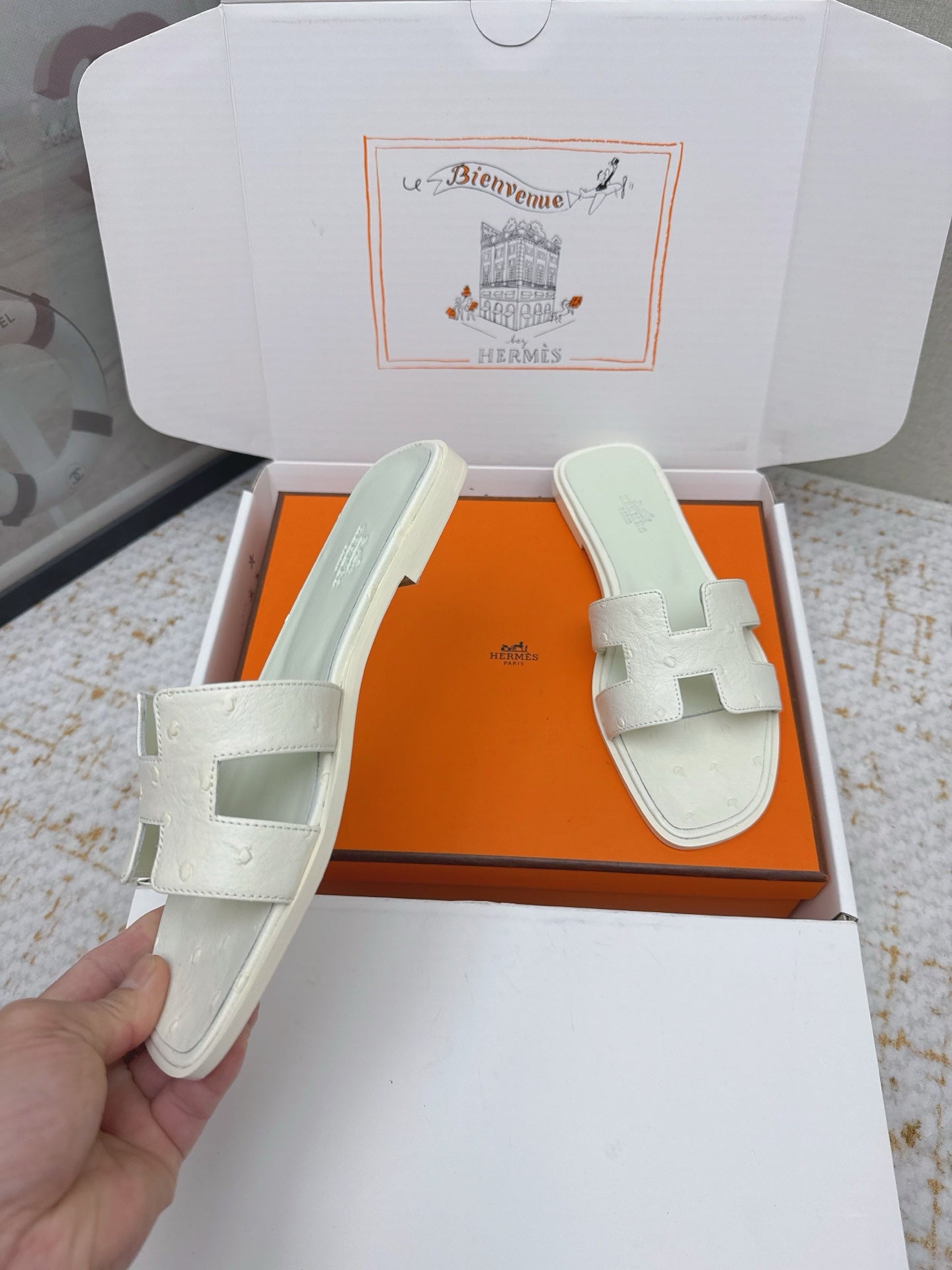 HM 26ss Oran Sandals Craie Ostrich Leather 625097