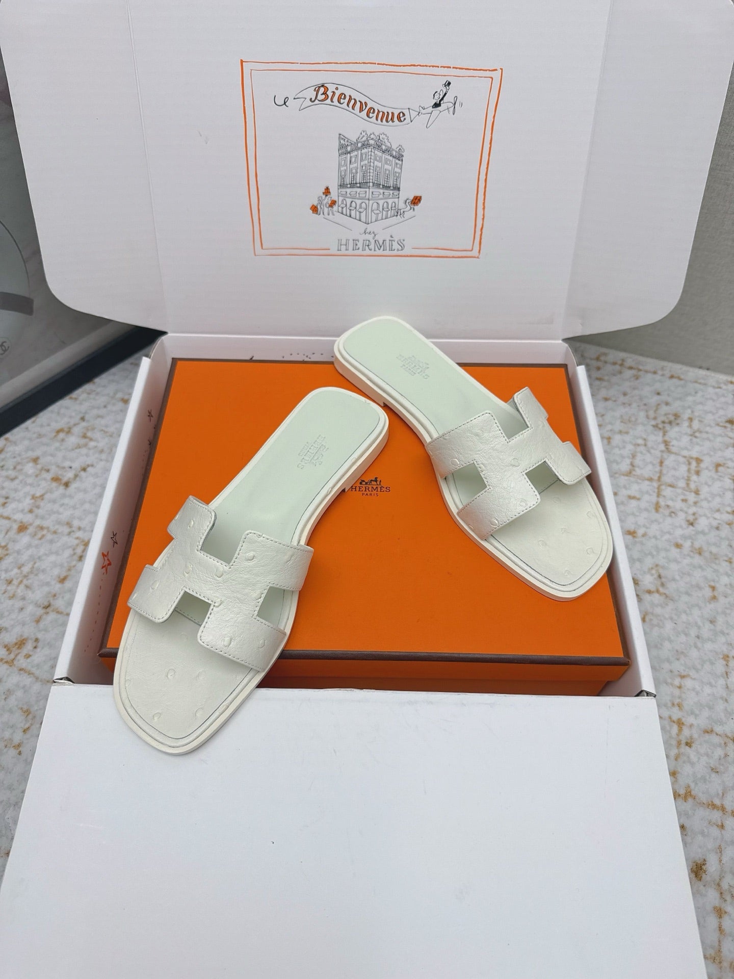 HM 26ss Oran Sandals Craie Ostrich Leather 625097