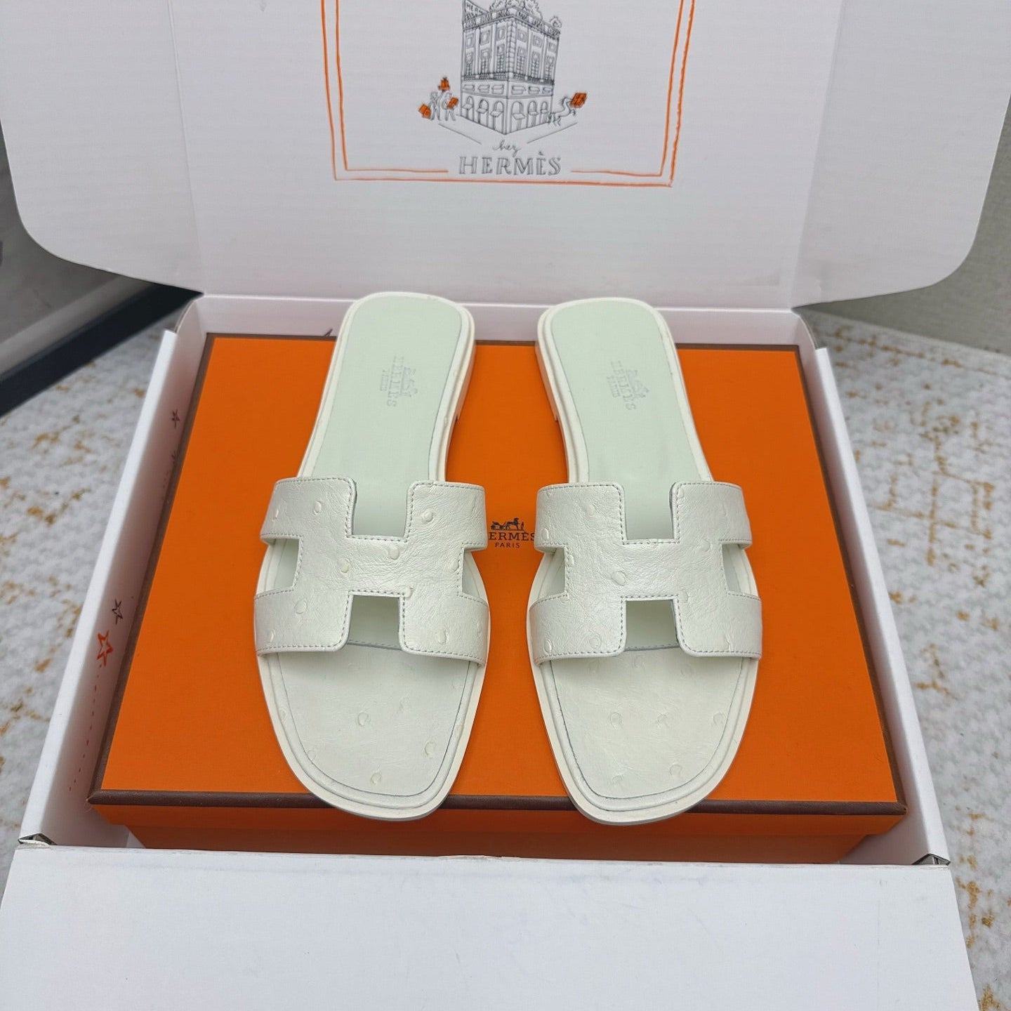 HM 26ss Oran Sandals Craie Ostrich Leather 625097