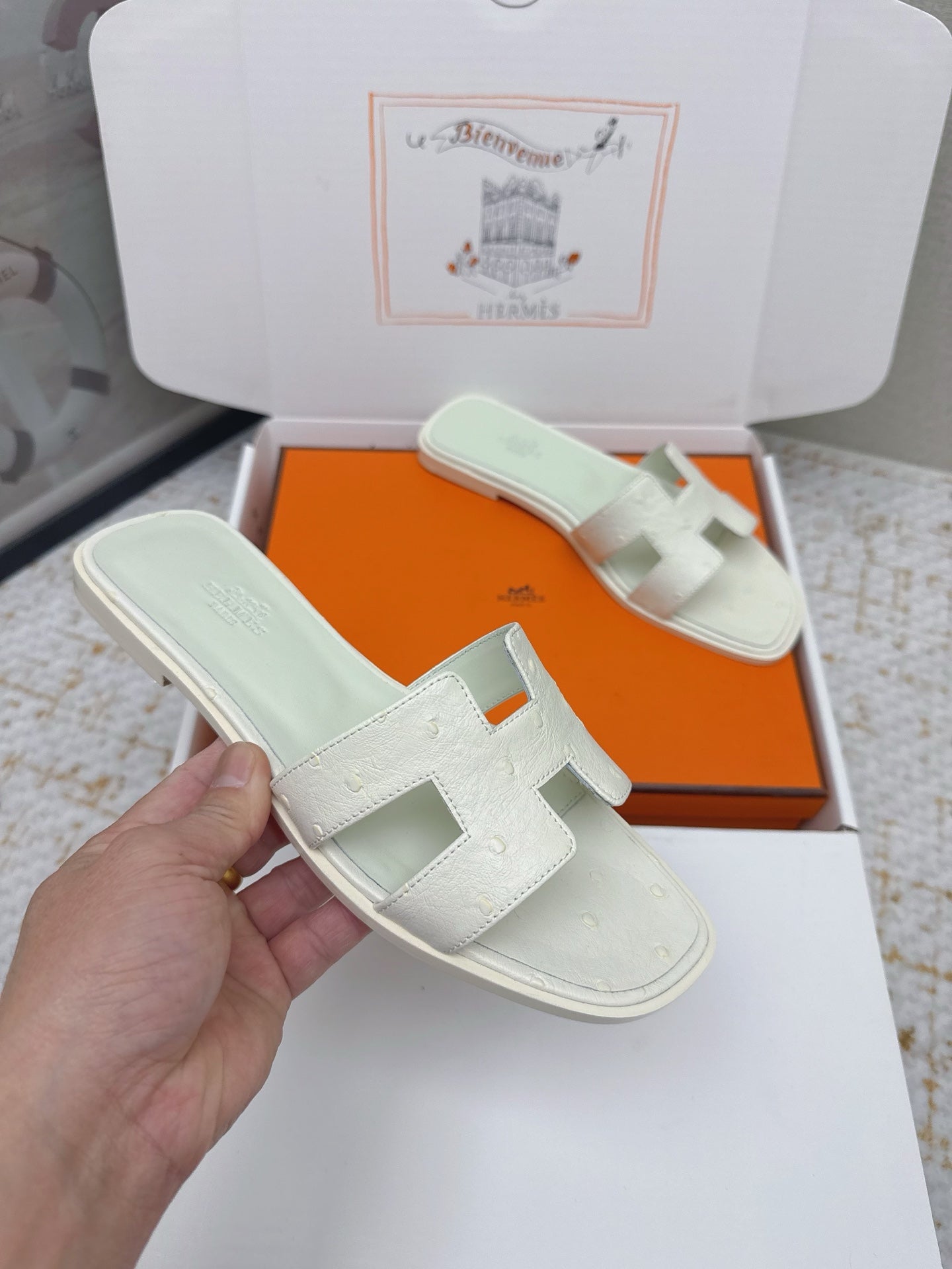 HM 26ss Oran Sandals Craie Ostrich Leather 625097