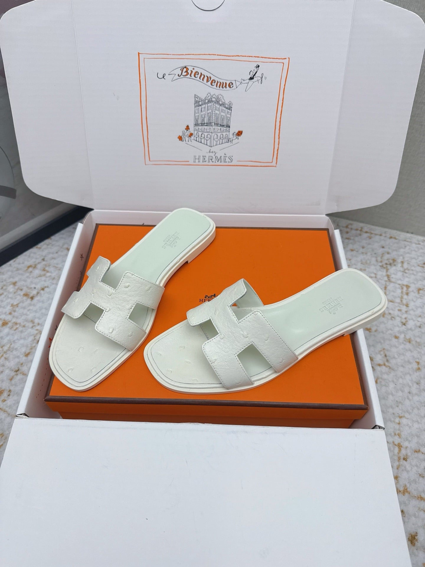 HM 26ss Oran Sandals Craie Ostrich Leather 625097