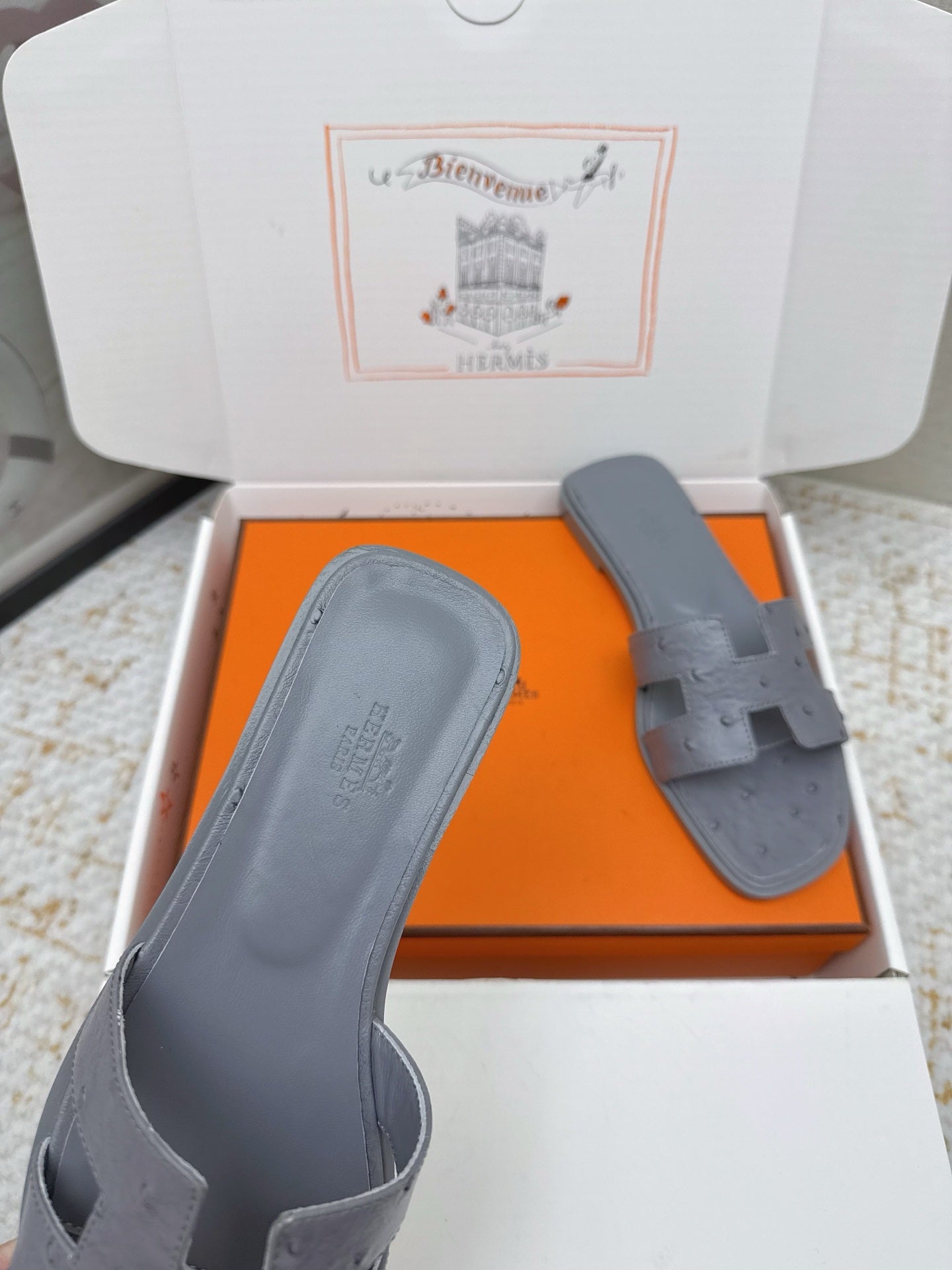 HM 26ss Oran Sandals Cool Grey Ostrich Leather 625098