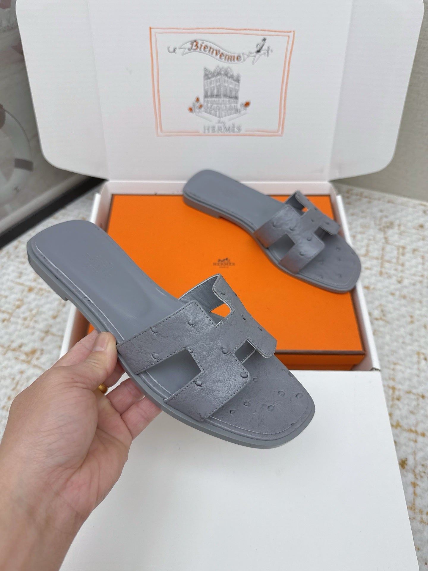 HM 26ss Oran Sandals Cool Grey Ostrich Leather 625098