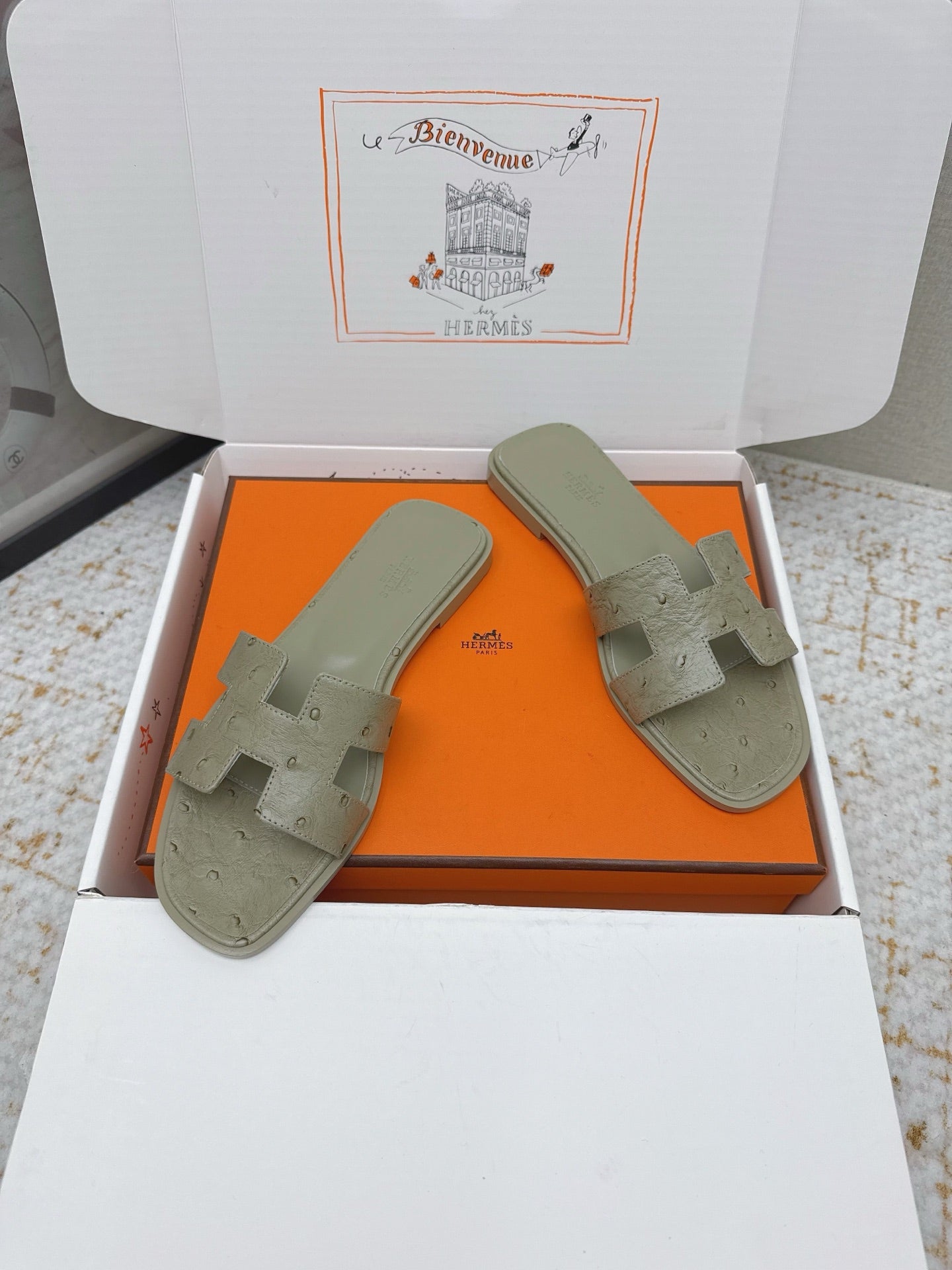 HM 26ss Oran Sandals Soft Olive Ostrich Leather 625107