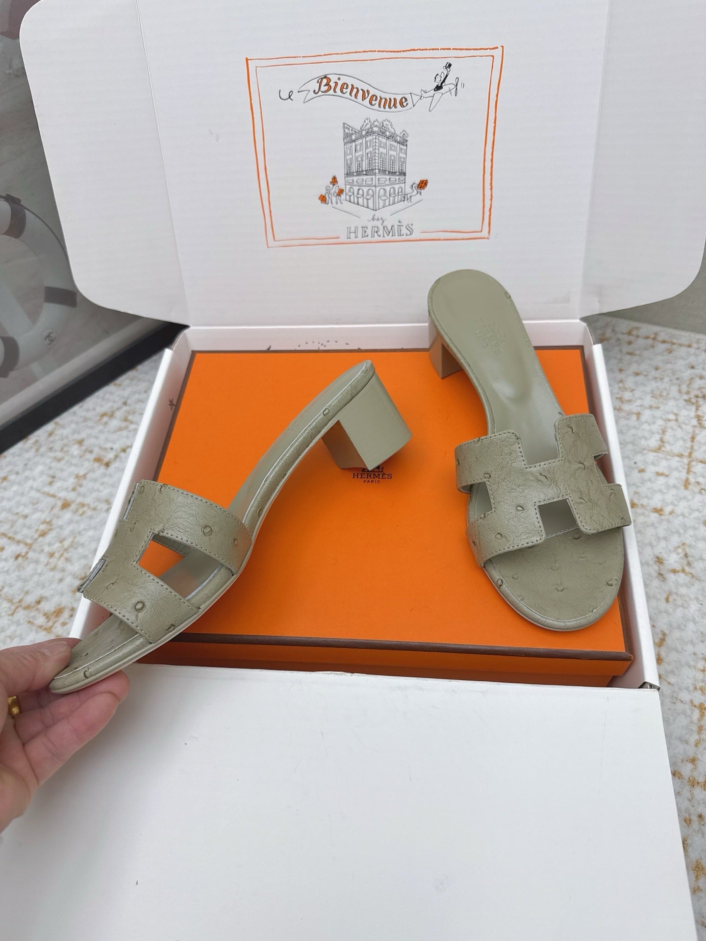 HM 26ss Oran Sandals 50 Sage Green Ostrich Leather 625126