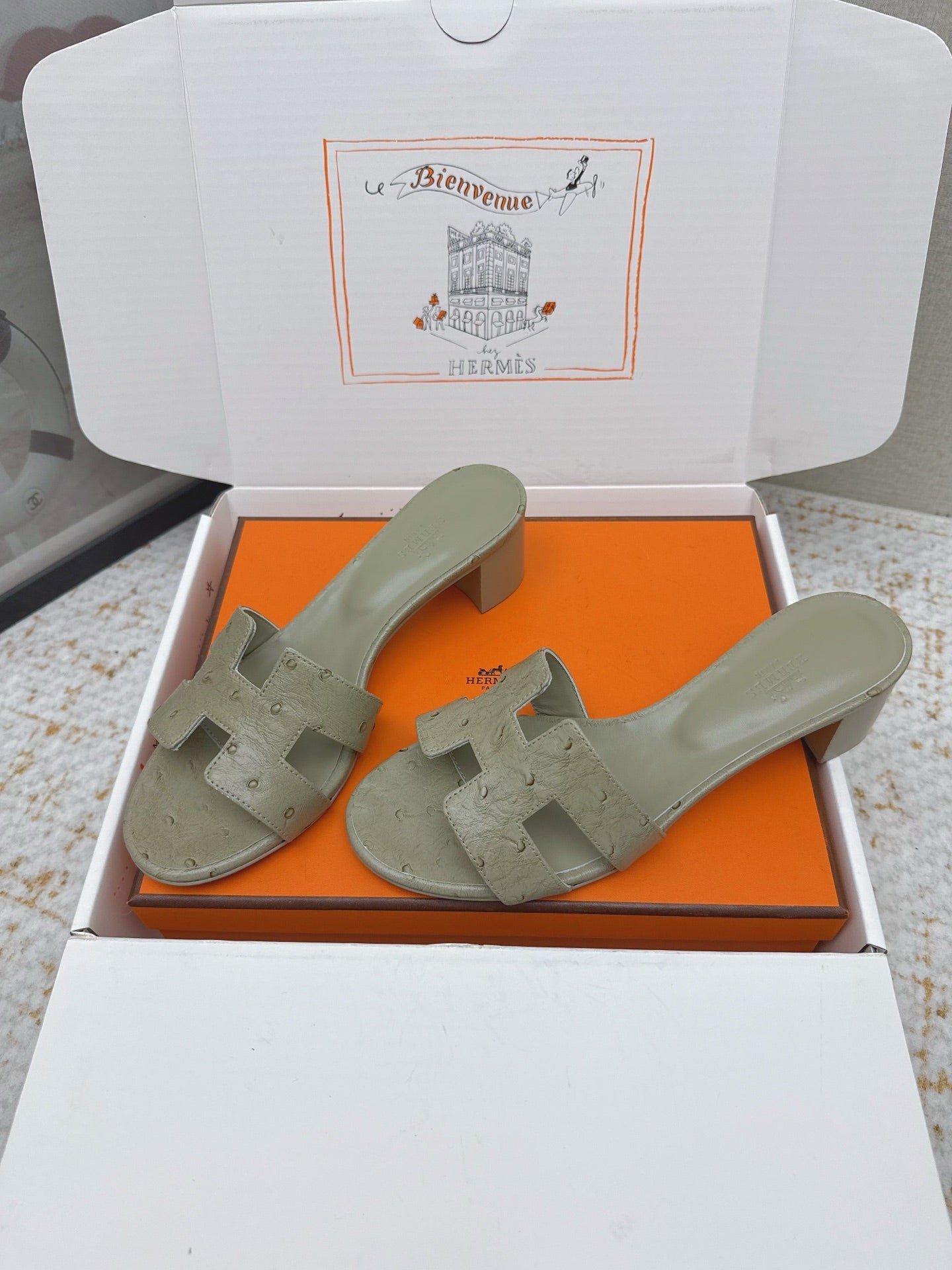 HM 26ss Oran Sandals 50 Sage Green Ostrich Leather 625126