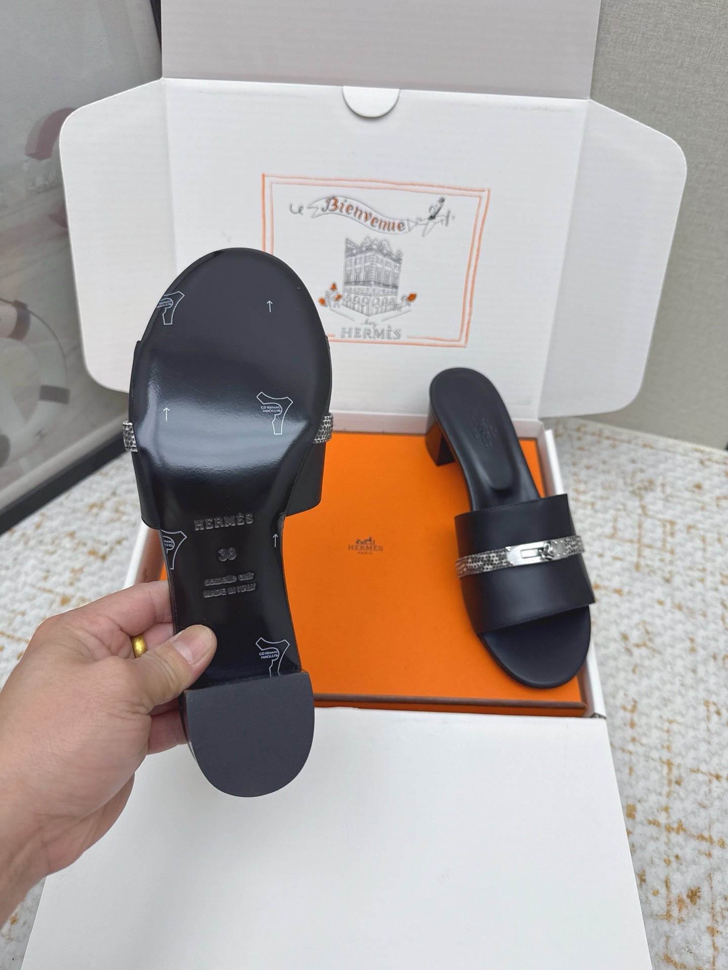 HM 26ss Oasis Sandals 50 Black Cowhide Sliver Buckle 625156