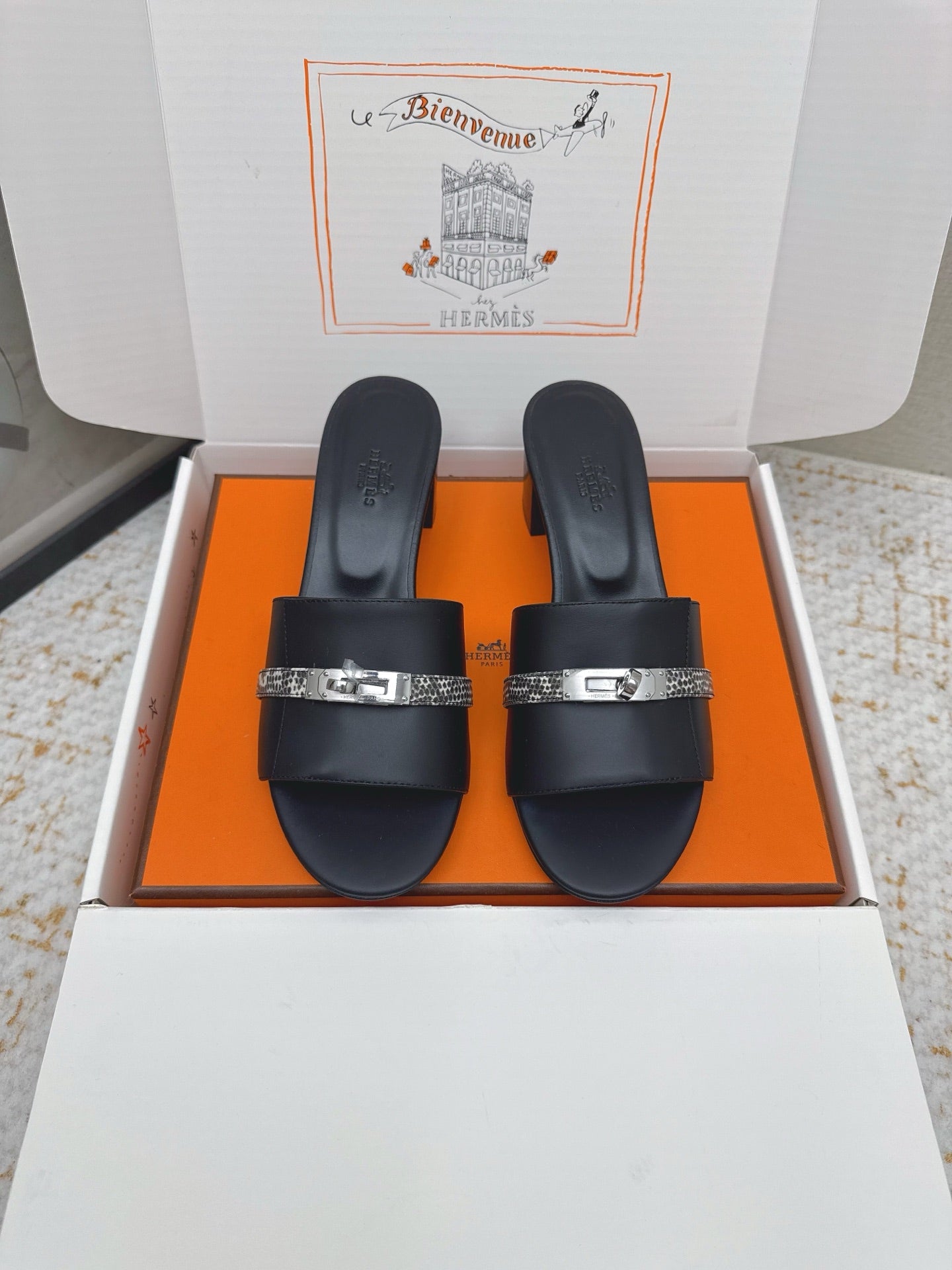 HM 26ss Oasis Sandals 50 Black Cowhide Sliver Buckle 625156