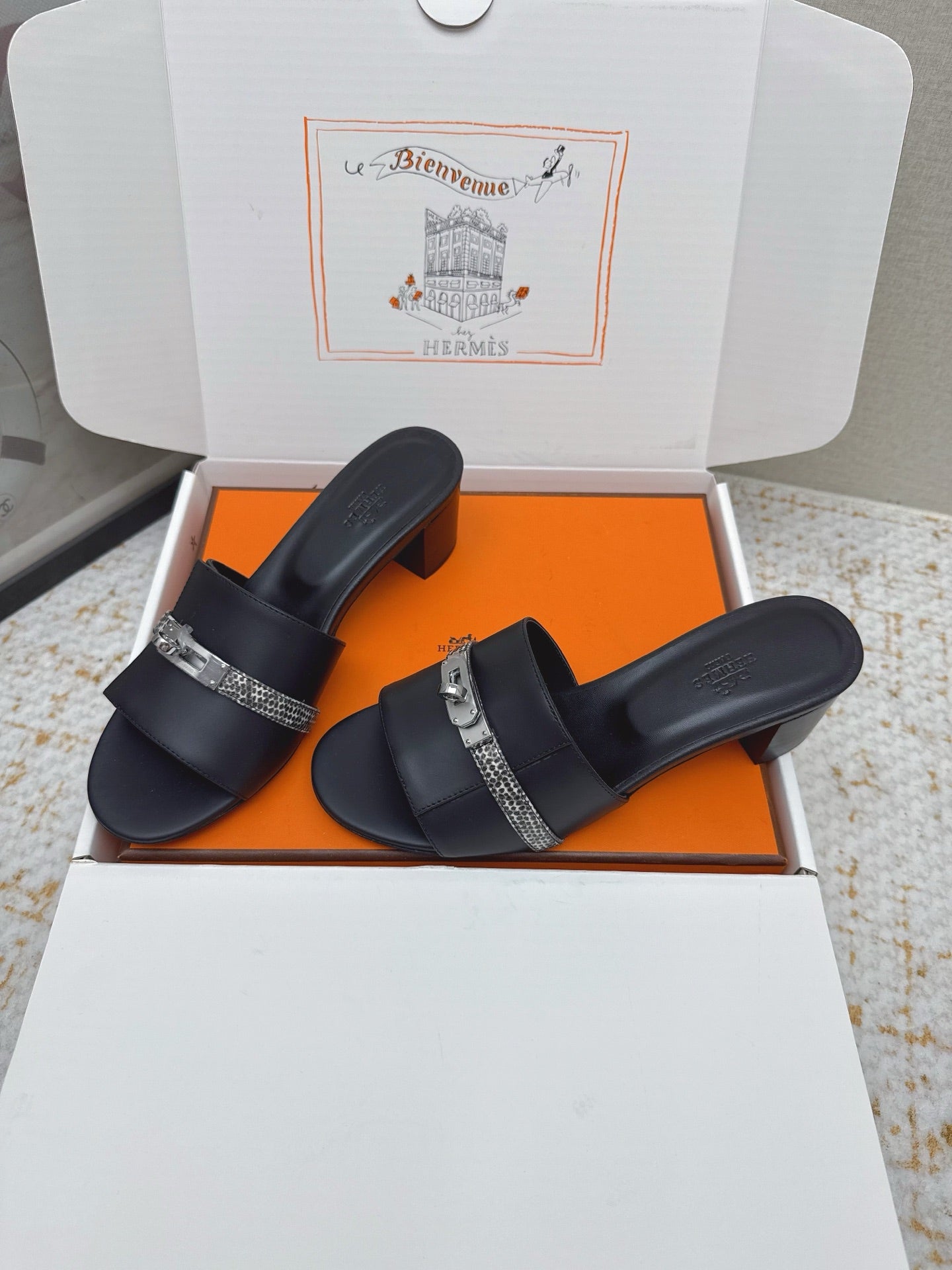 HM 26ss Oasis Sandals 50 Black Cowhide Sliver Buckle 625156