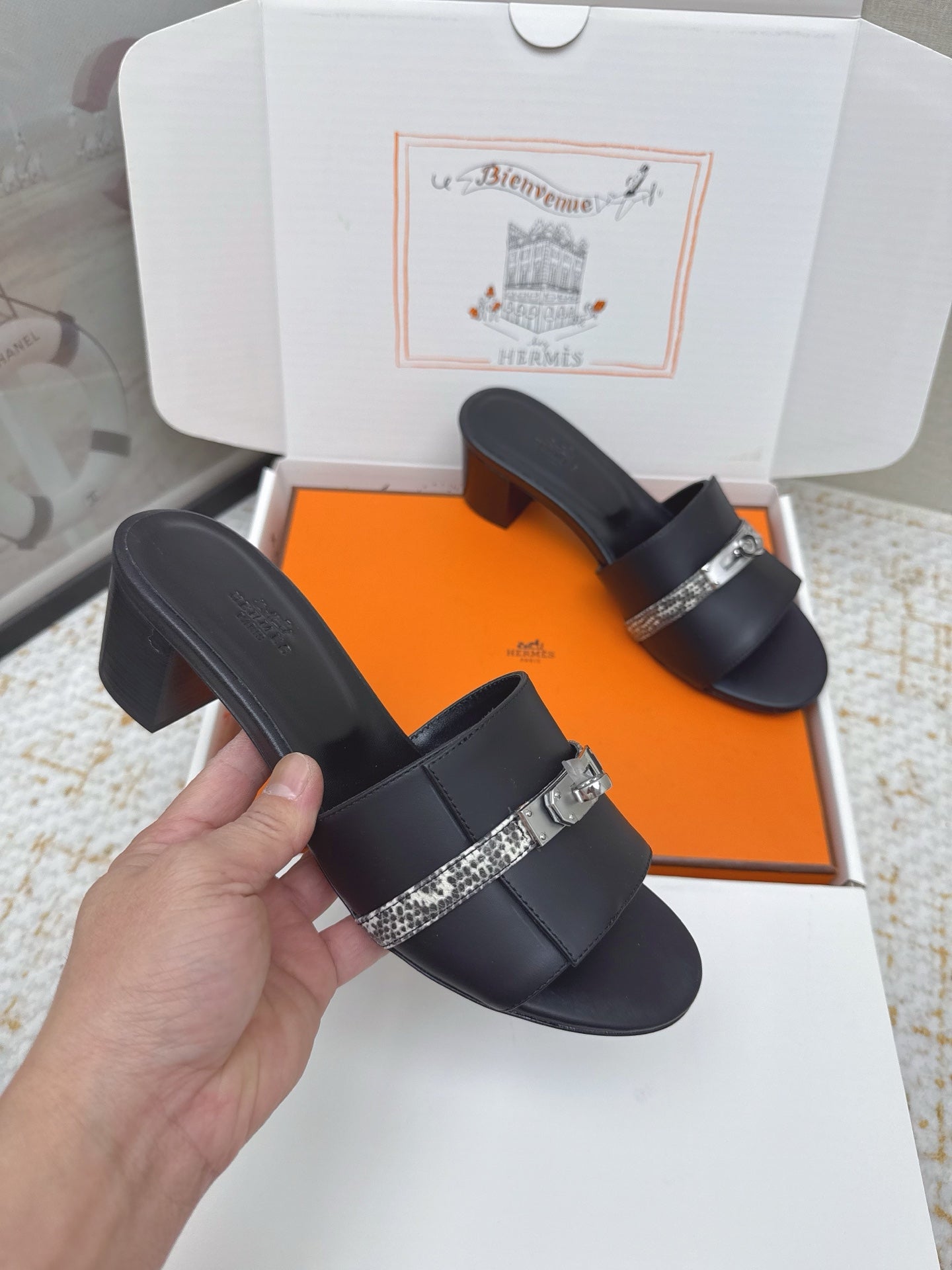 HM 26ss Oasis Sandals 50 Black Cowhide Sliver Buckle 625156