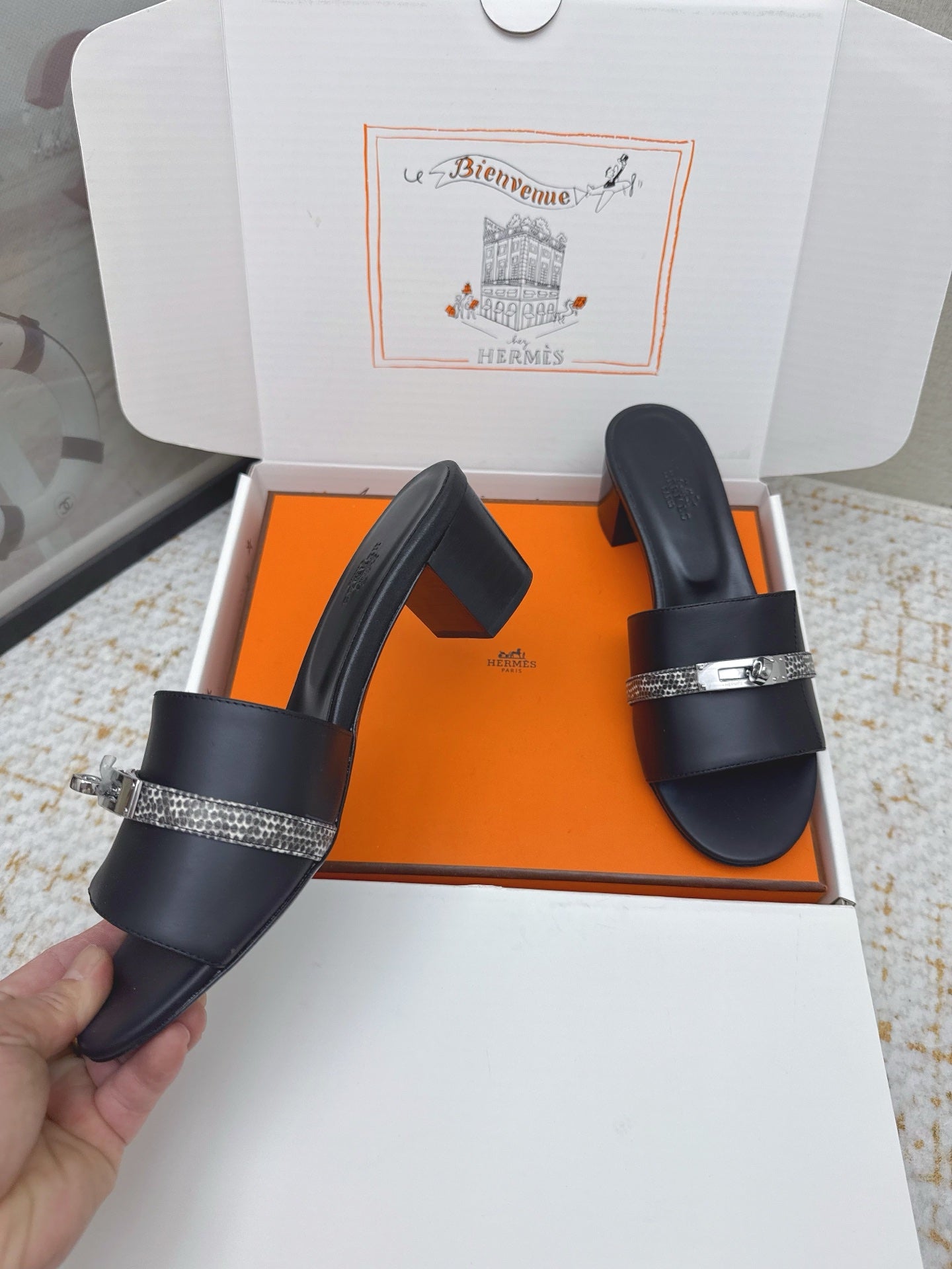 HM 26ss Oasis Sandals 50 Black Cowhide Sliver Buckle 625156