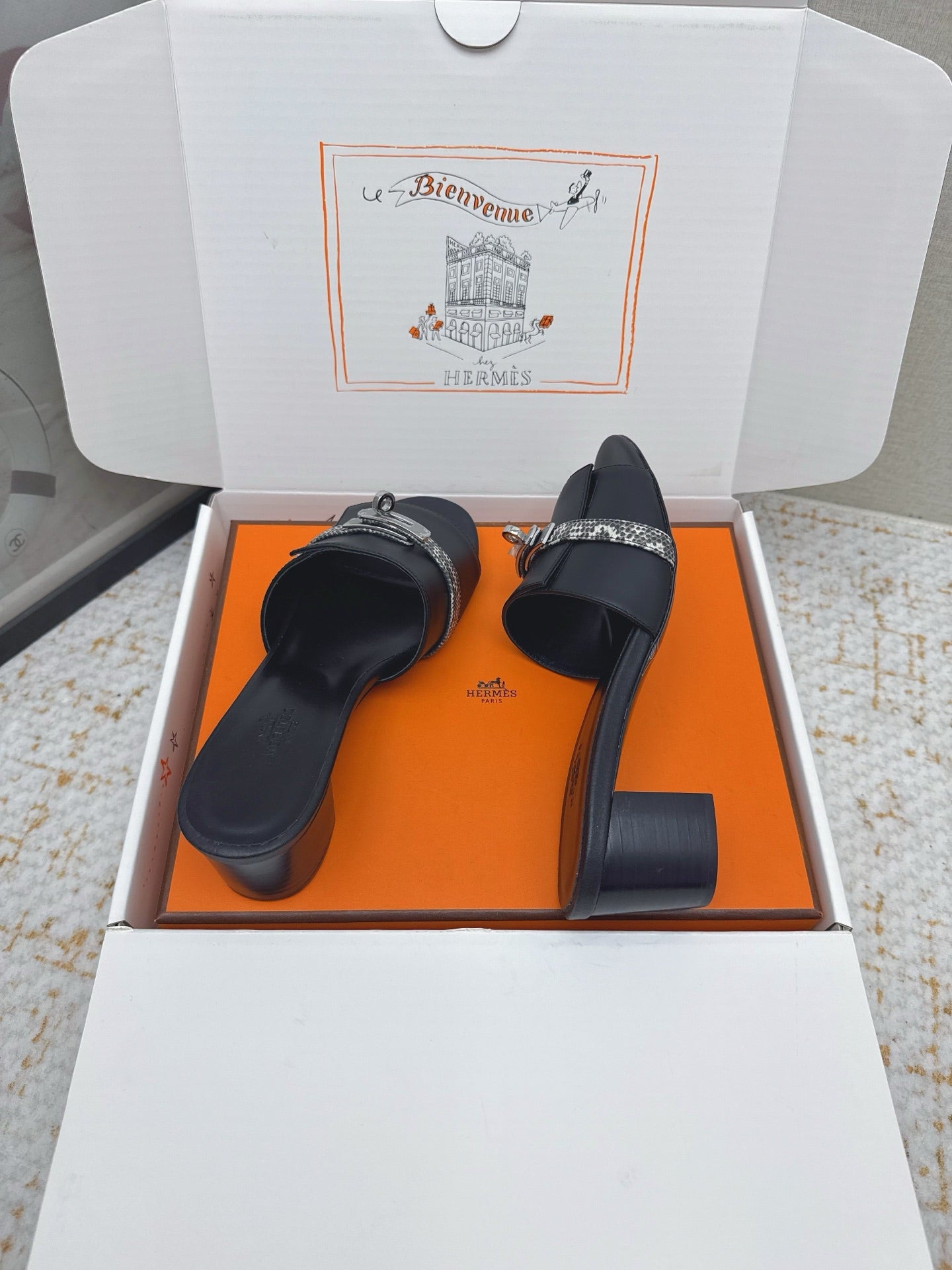 HM 26ss Oasis Sandals 50 Black Cowhide Sliver Buckle 625156