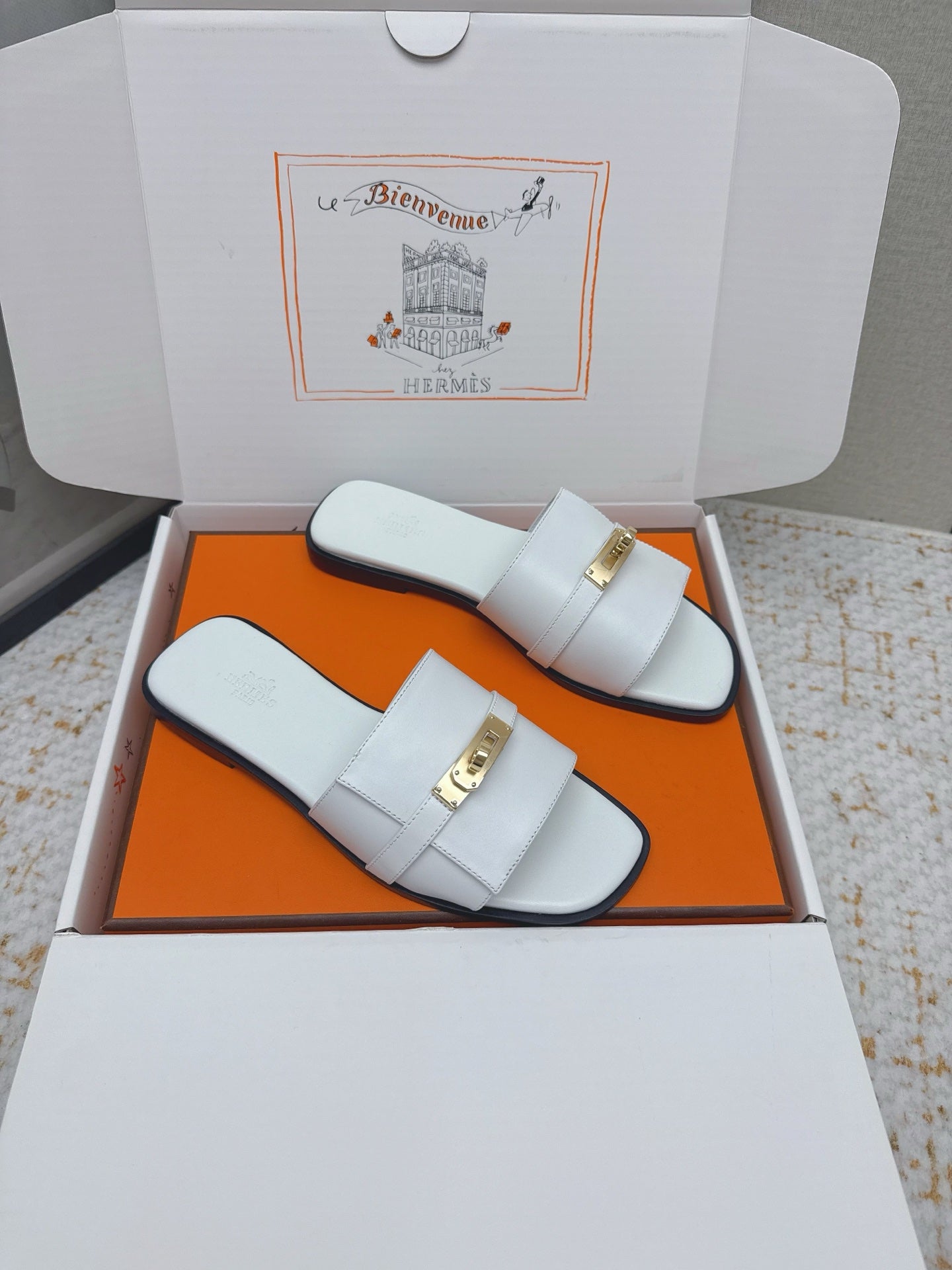 HM 26ss Oasis Sandals White Sheepskin Gold Buckle 625159