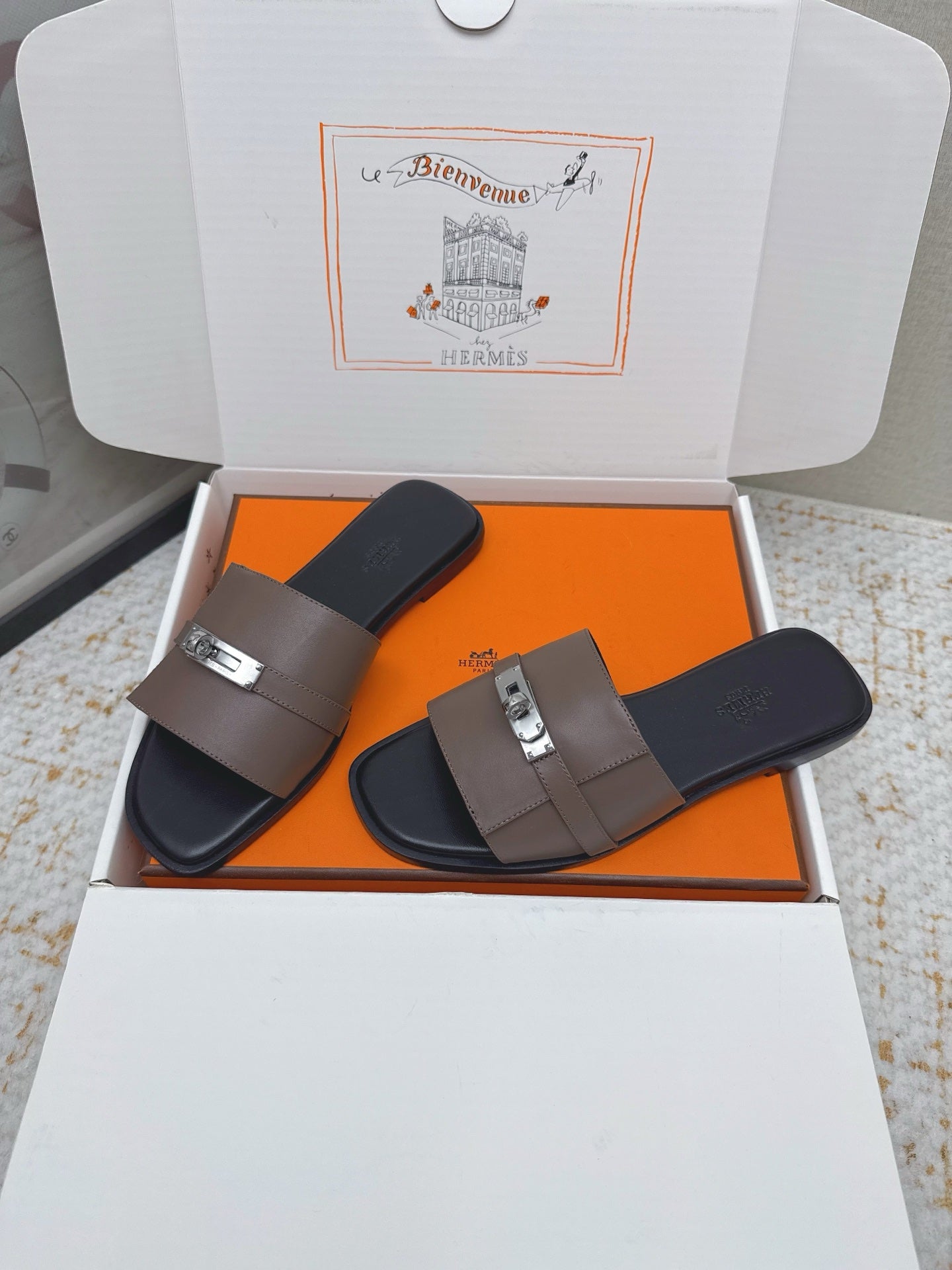 HM 26ss Oasis Sandals Brown Black Sheepskin Sliver Buckle 625165