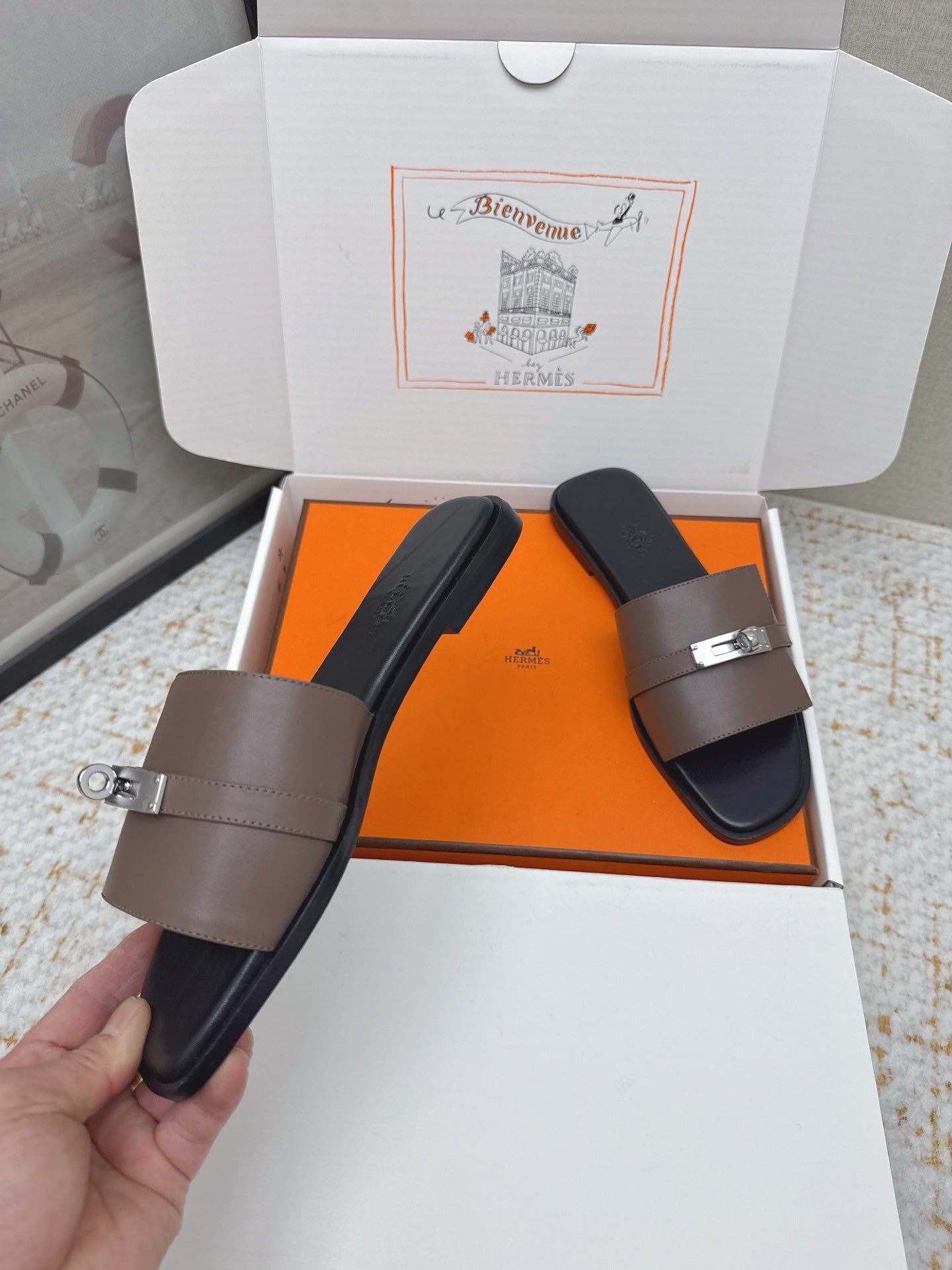 HM 26ss Oasis Sandals Brown Black Sheepskin Sliver Buckle 625165