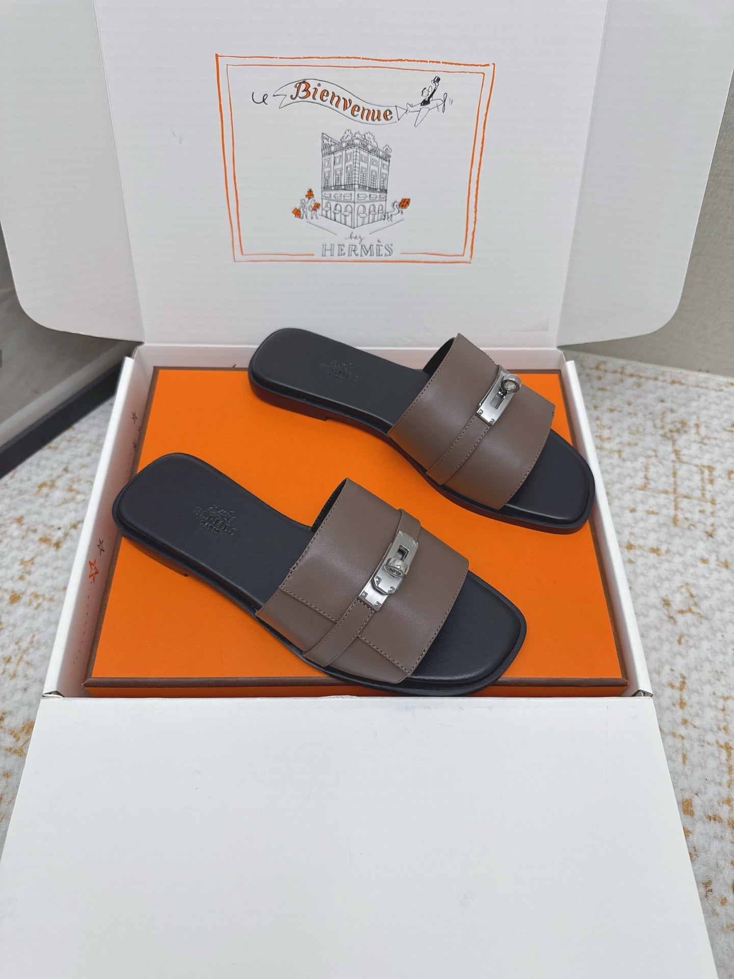 HM 26ss Oasis Sandals Brown Black Sheepskin Sliver Buckle 625165