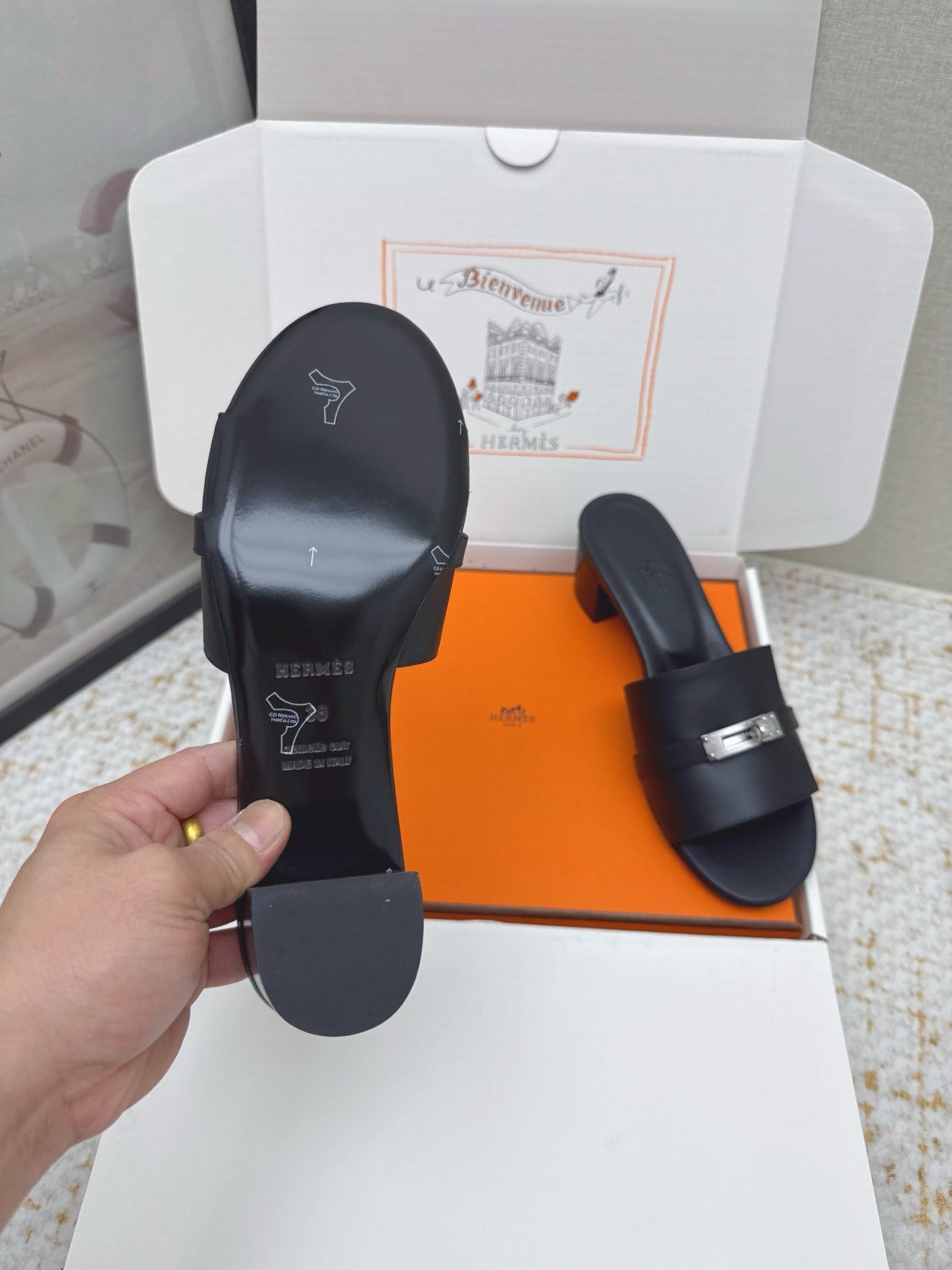 HM 26ss Oasis Sandals 50 Black Sheepskin Sliver Buckle 625167