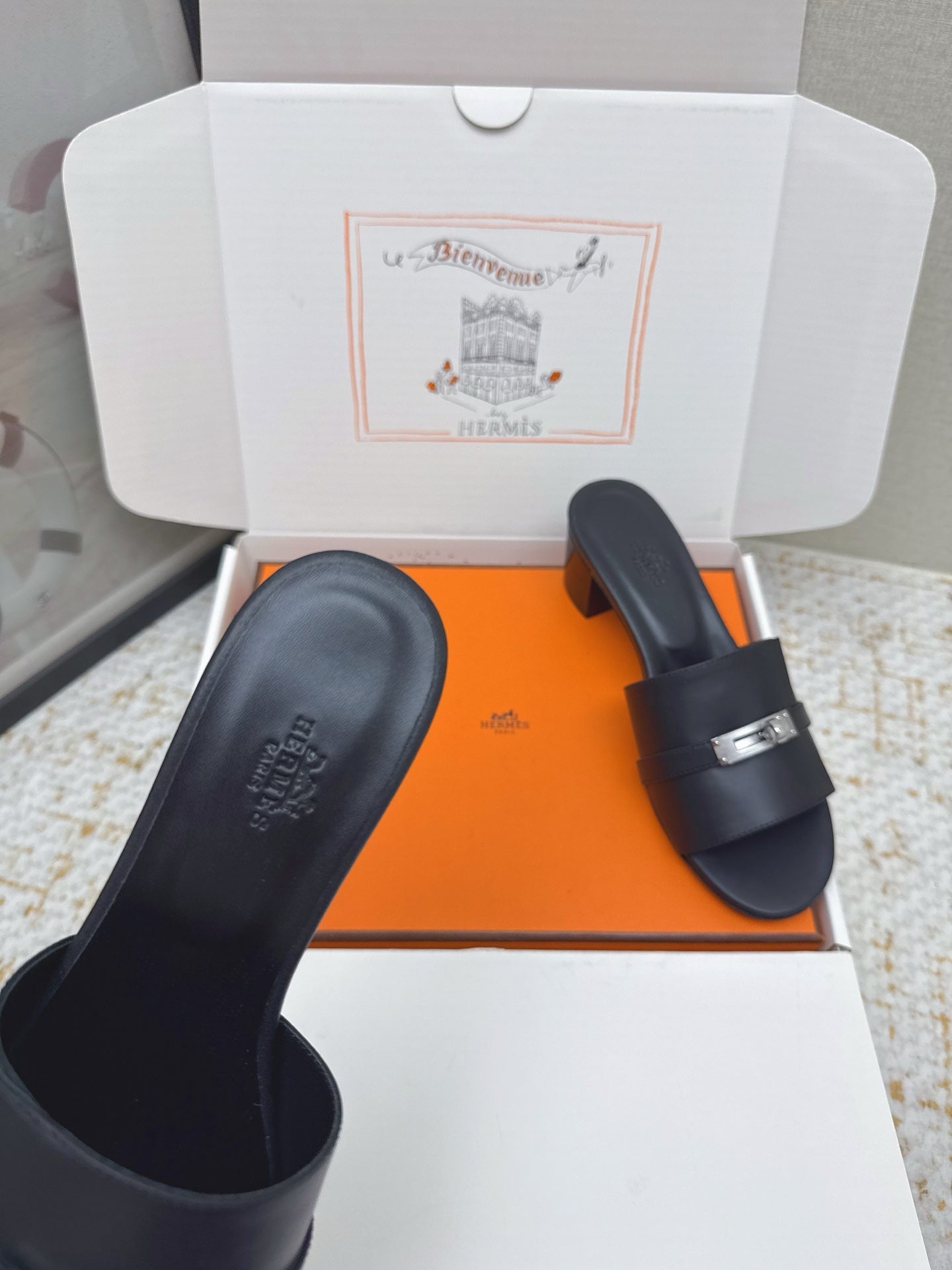 HM 26ss Oasis Sandals 50 Black Sheepskin Sliver Buckle 625167