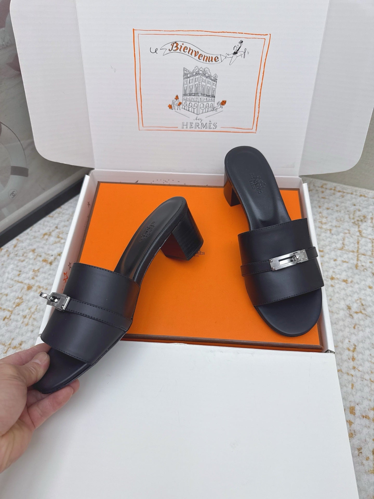 HM 26ss Oasis Sandals 50 Black Sheepskin Sliver Buckle 625167