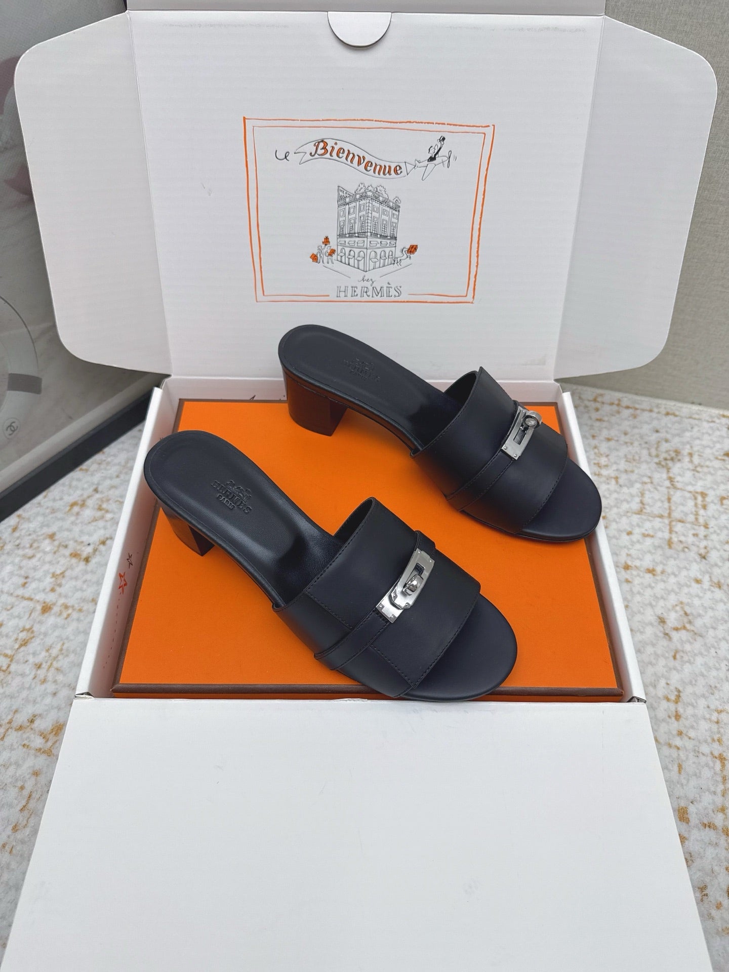HM 26ss Oasis Sandals 50 Black Sheepskin Sliver Buckle 625167