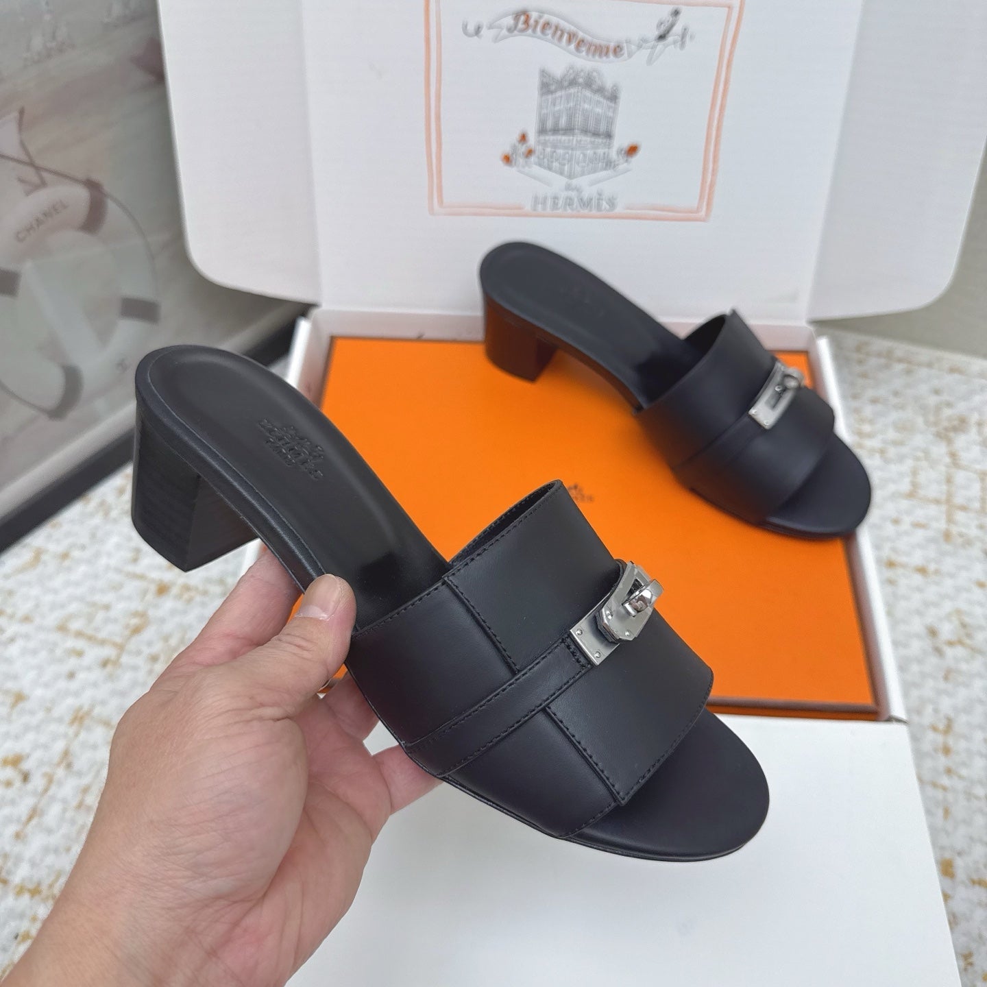 HM 26ss Oasis Sandals 50 Black Sheepskin Sliver Buckle 625167