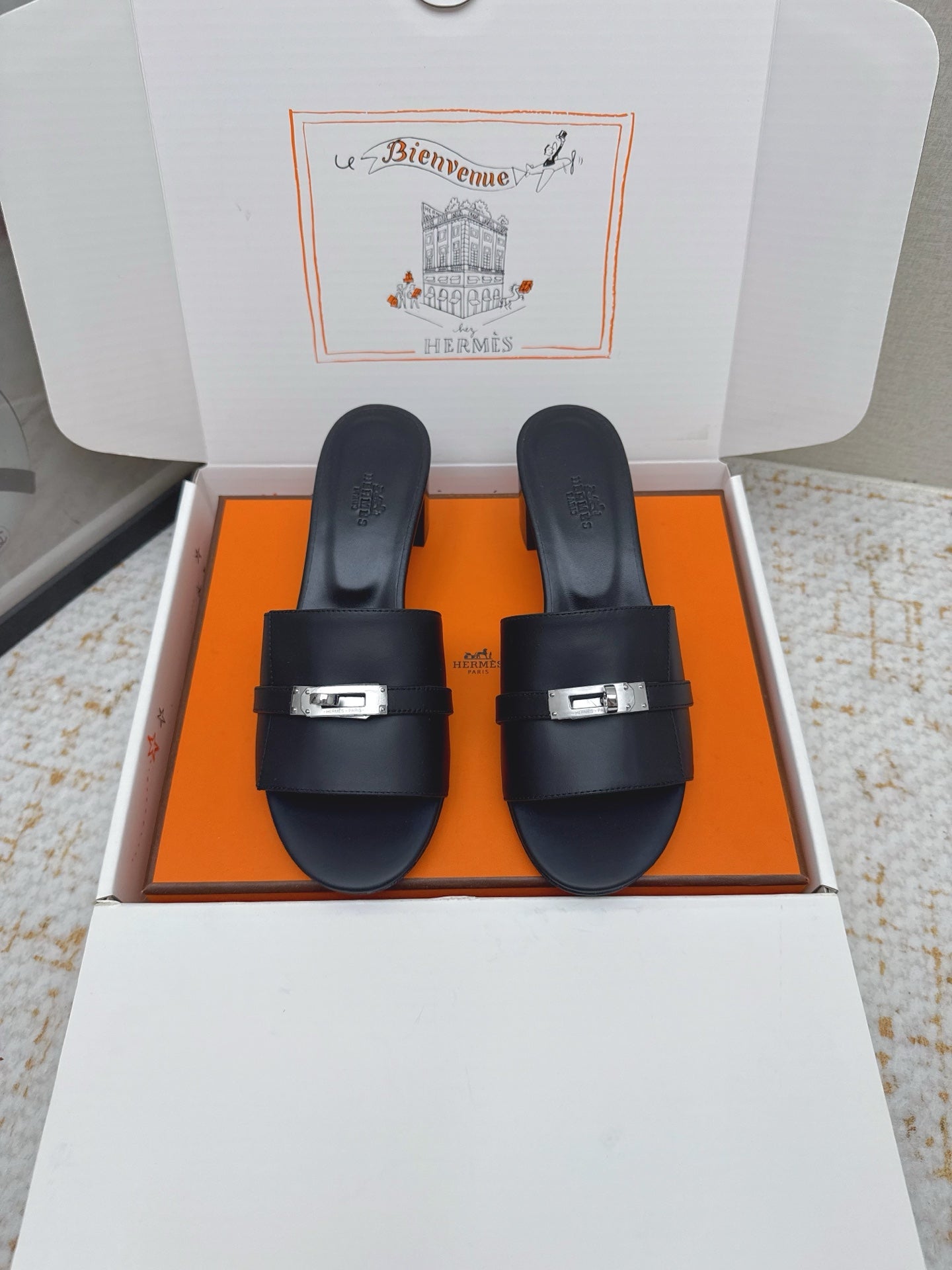 HM 26ss Oasis Sandals 50 Black Sheepskin Sliver Buckle 625167