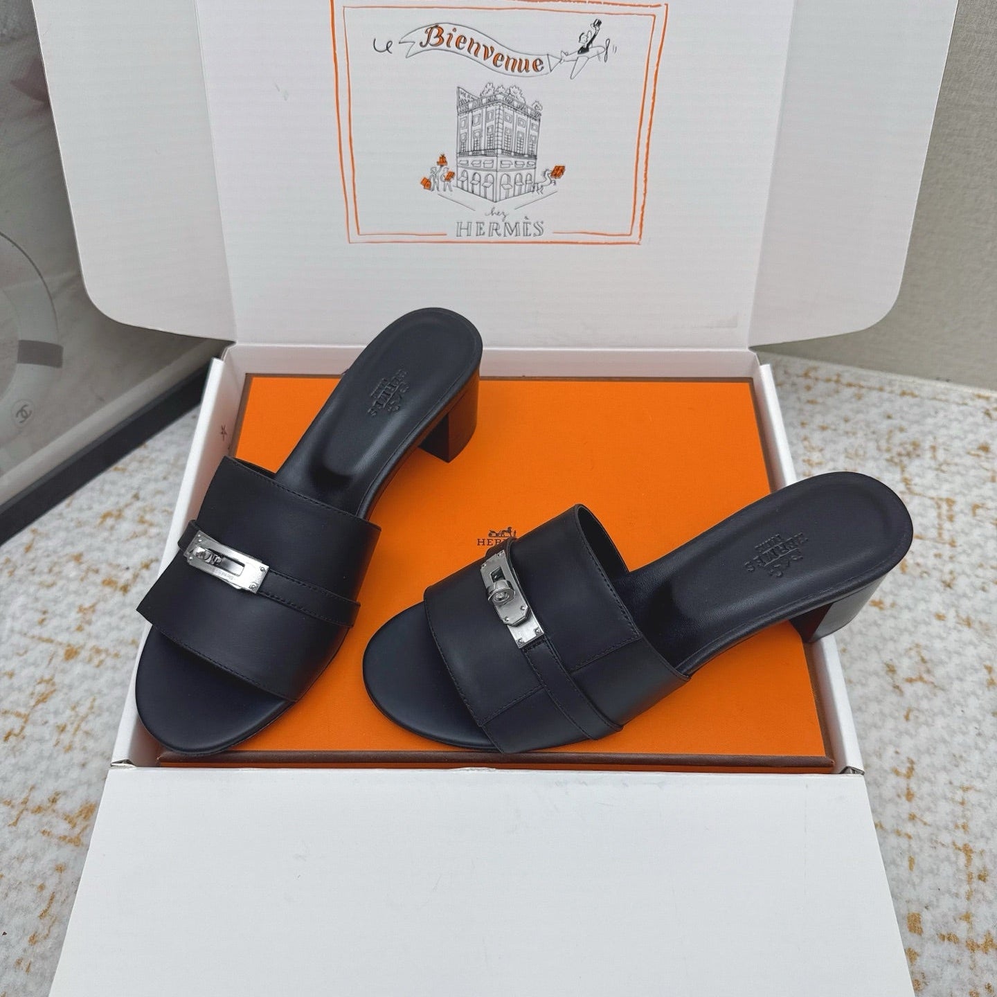 HM 26ss Oasis Sandals 50 Black Sheepskin Sliver Buckle 625167