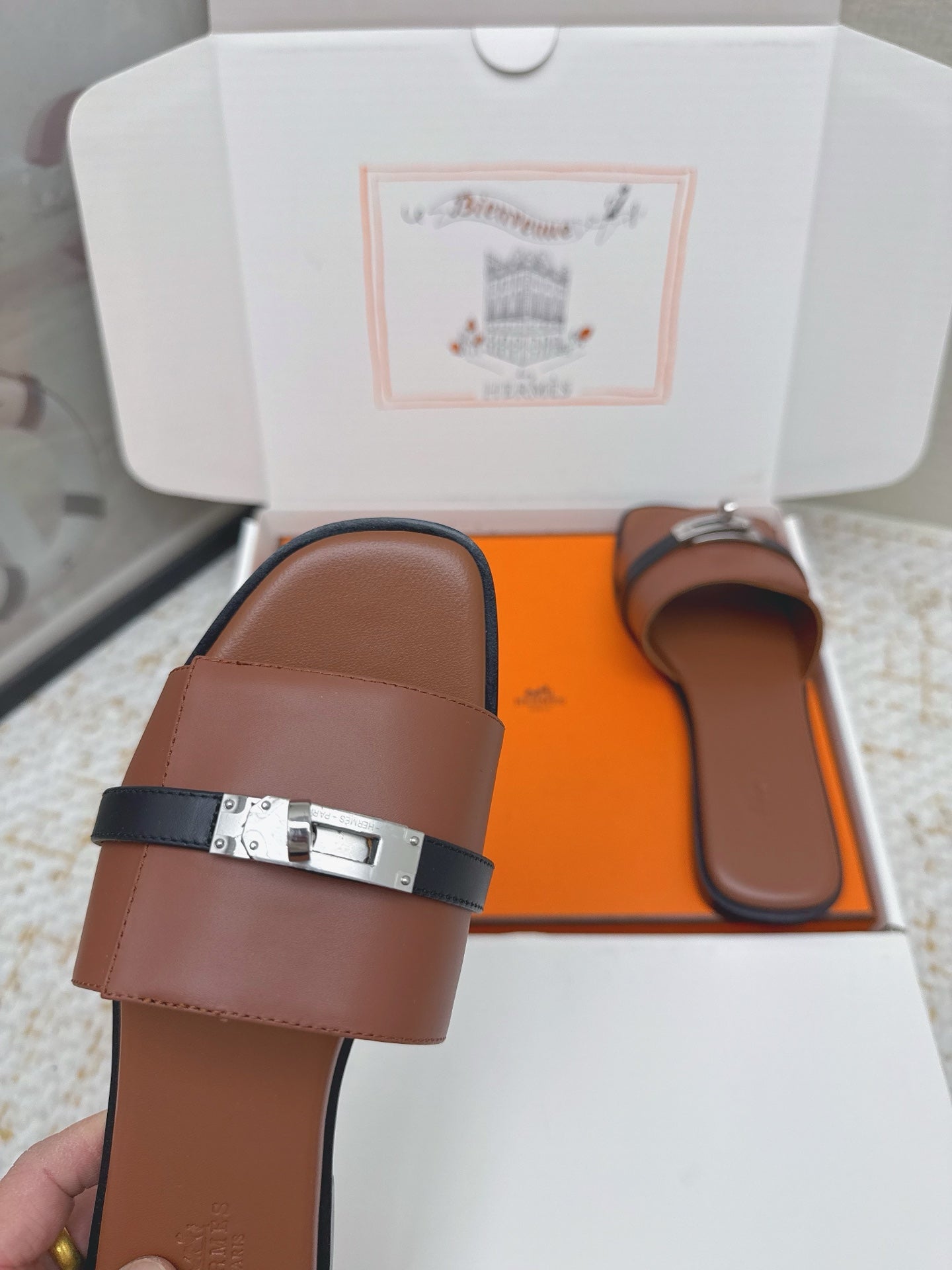 HM 26ss Oasis Sandals Brown Black Sheepskin Sliver Buckle 625170