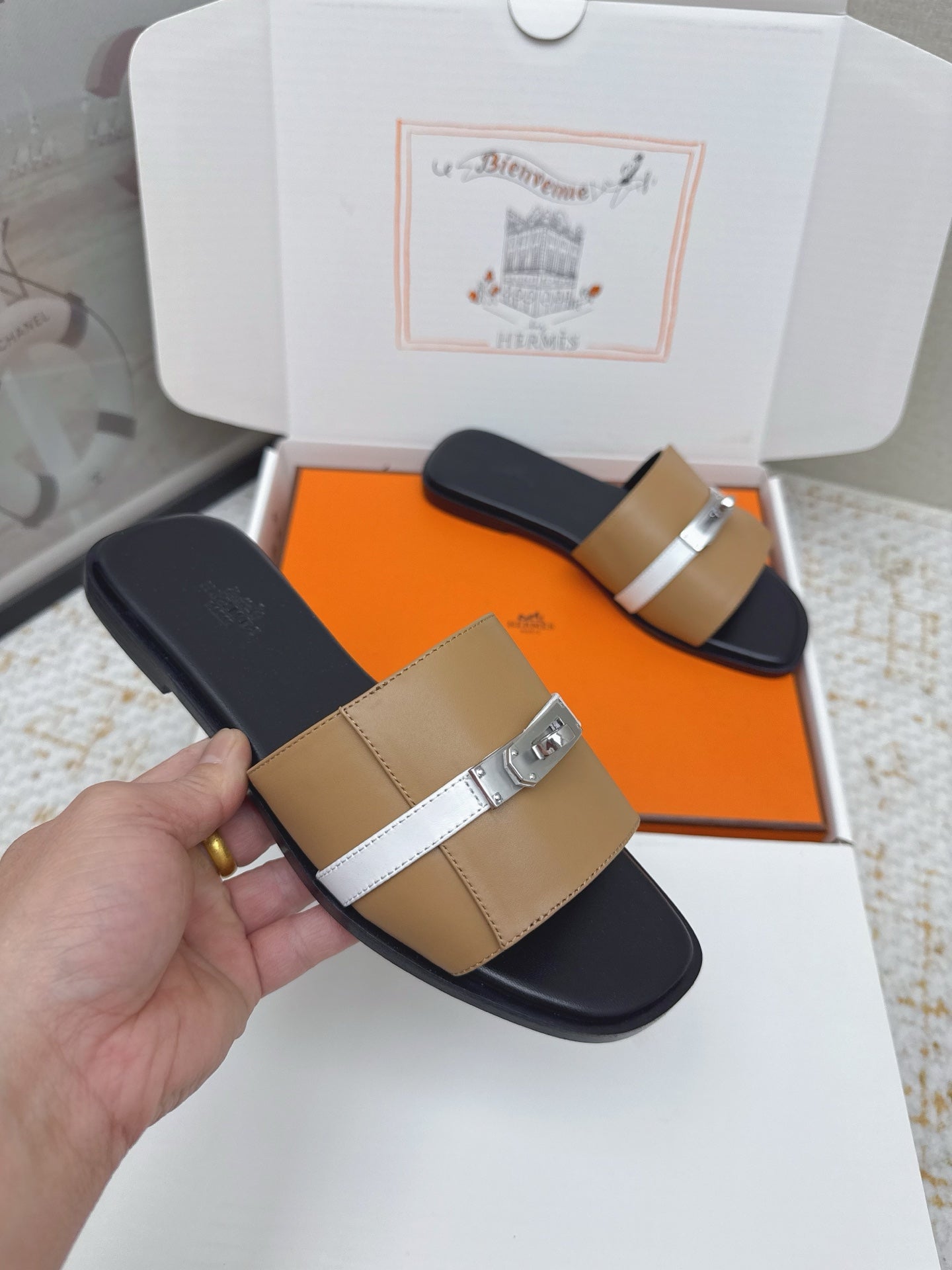 HM 26ss Oasis Sandals Tan Beige Sheepskin Sliver Buckle 625171