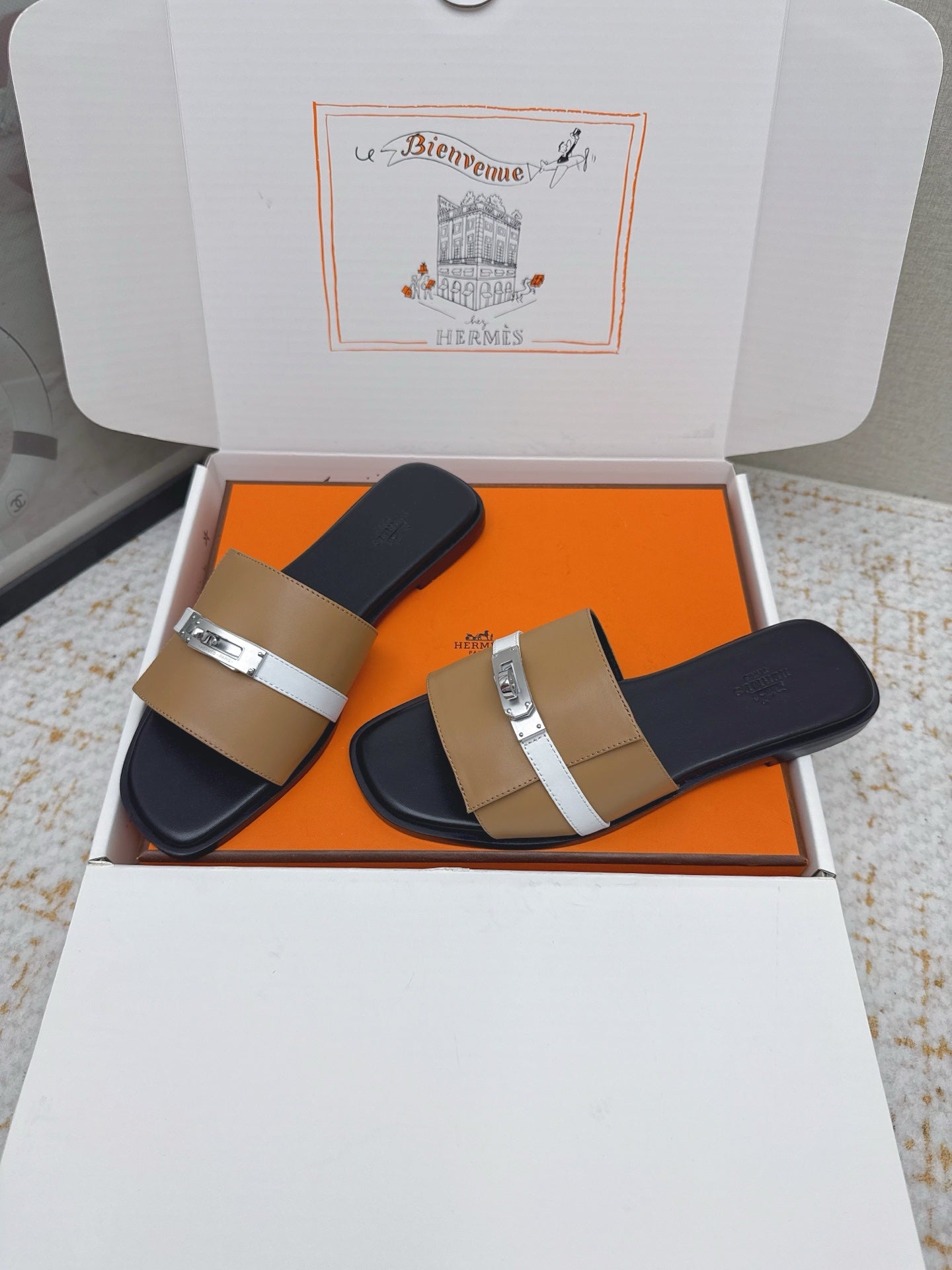 HM 26ss Oasis Sandals Tan Beige Sheepskin Sliver Buckle 625171