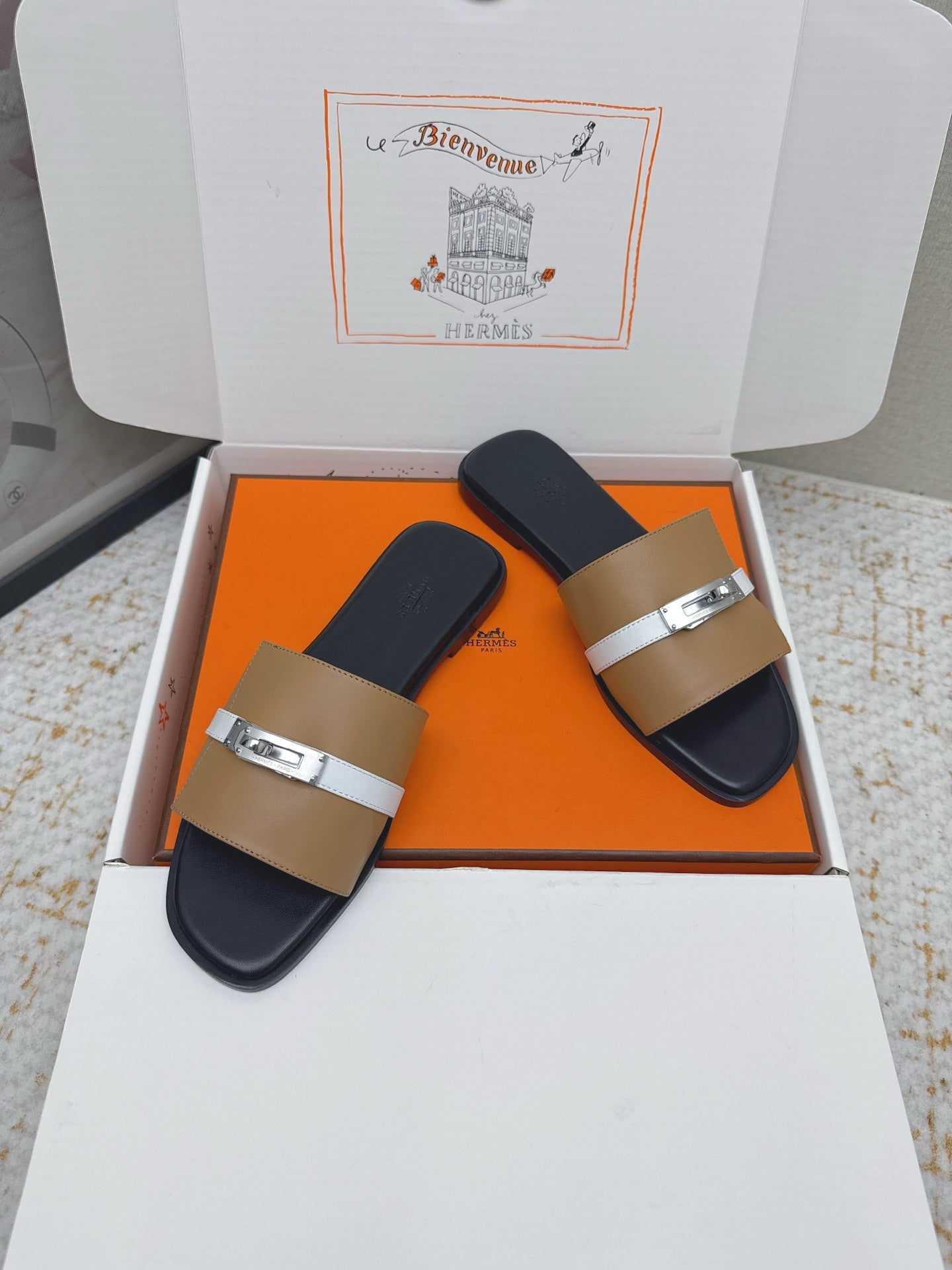 HM 26ss Oasis Sandals Tan Beige Sheepskin Sliver Buckle 625171