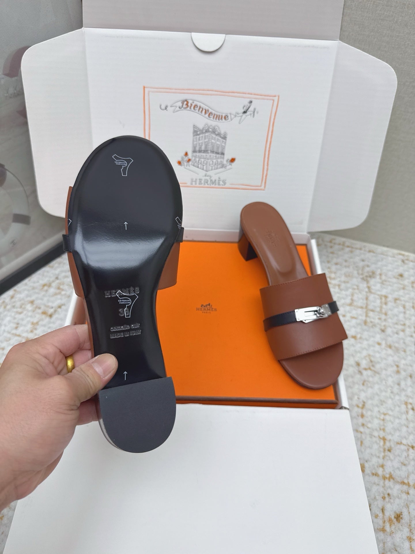 HM 26ss Oasis Sandals 50 Brown Black Sheepskin Sliver Buckle 625173