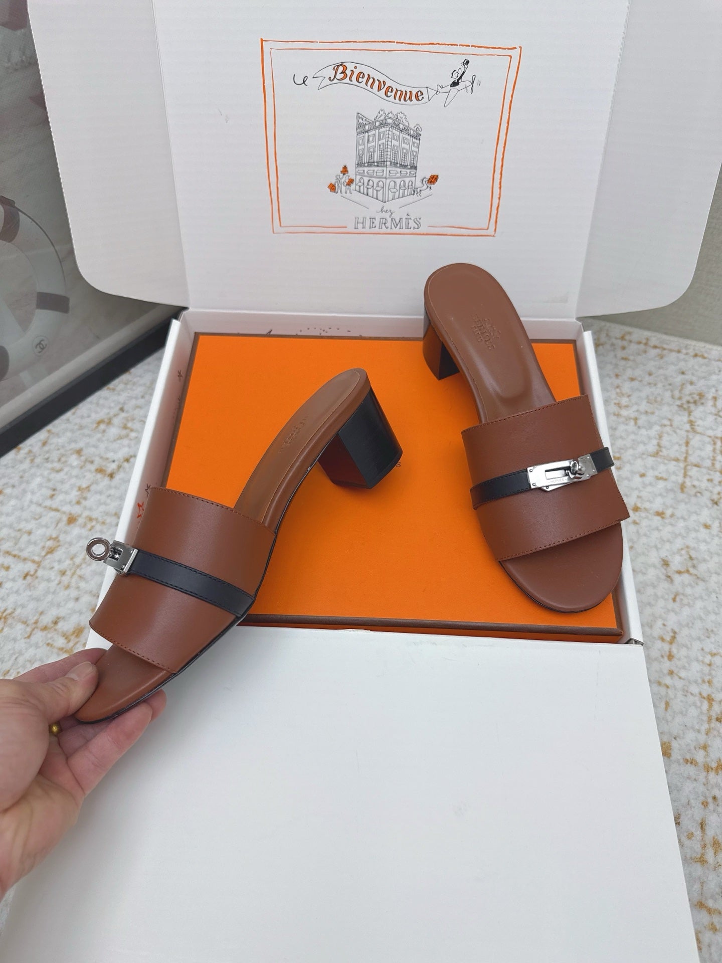 HM 26ss Oasis Sandals 50 Brown Black Sheepskin Sliver Buckle 625173