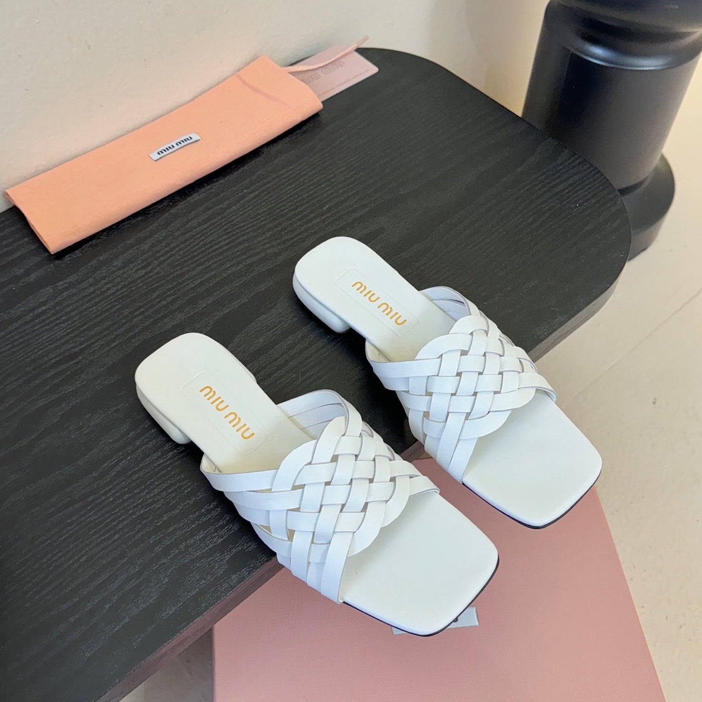 MIU 26ss Flat Sandals White Sheepskin 627354