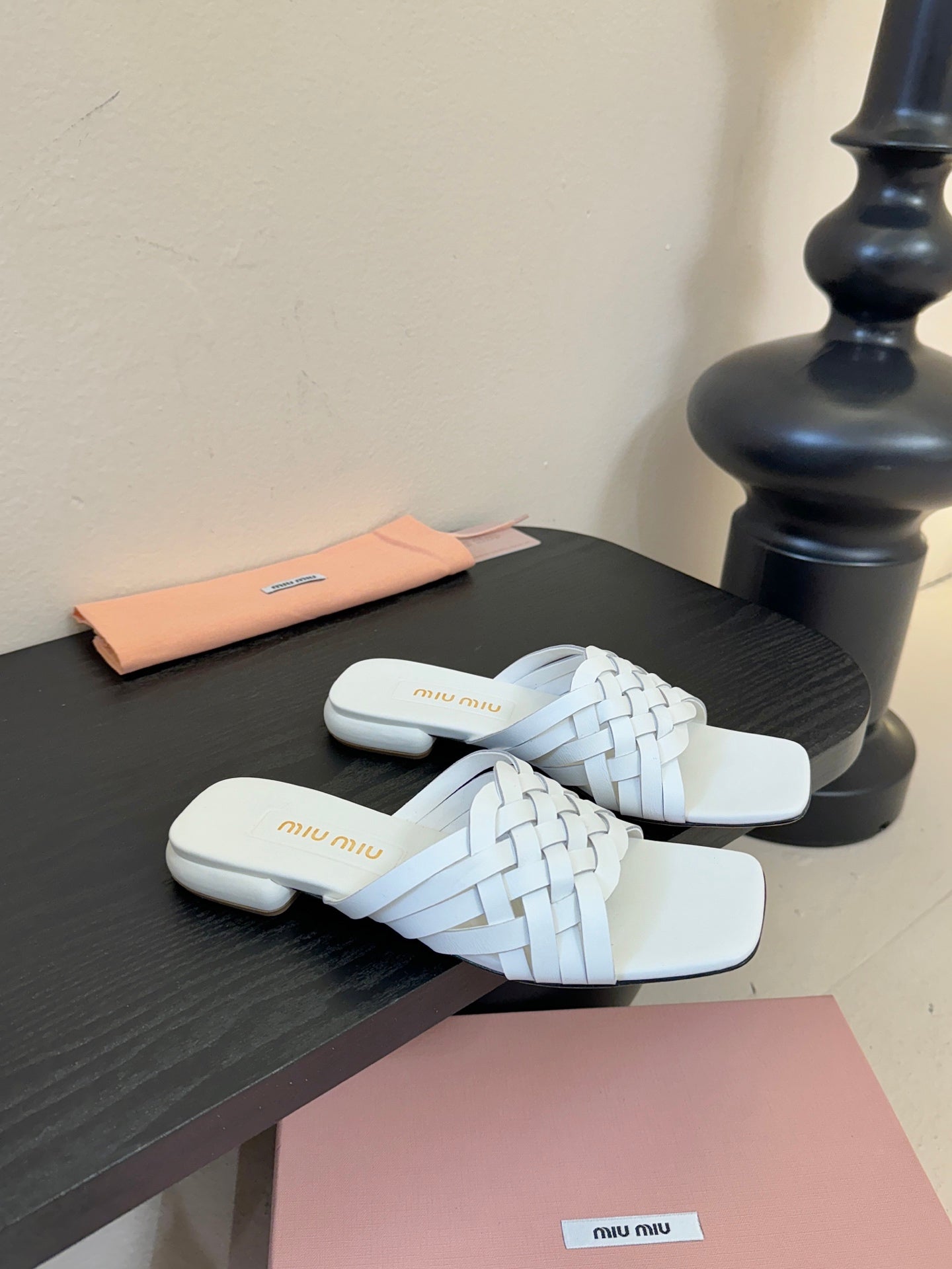 MIU 26ss Flat Sandals White Sheepskin 627354