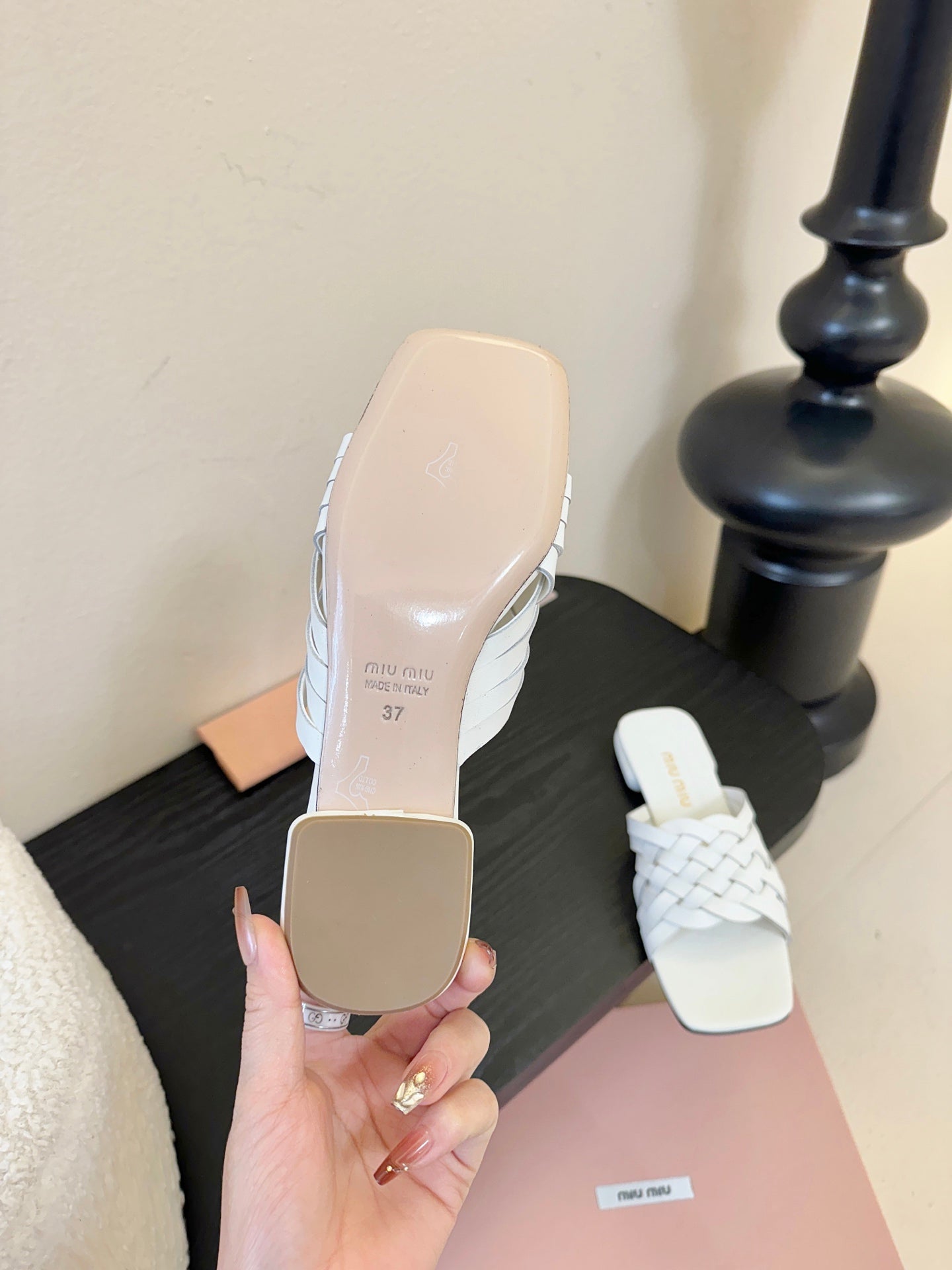 MIU 26ss Flat Sandals White Sheepskin 627354