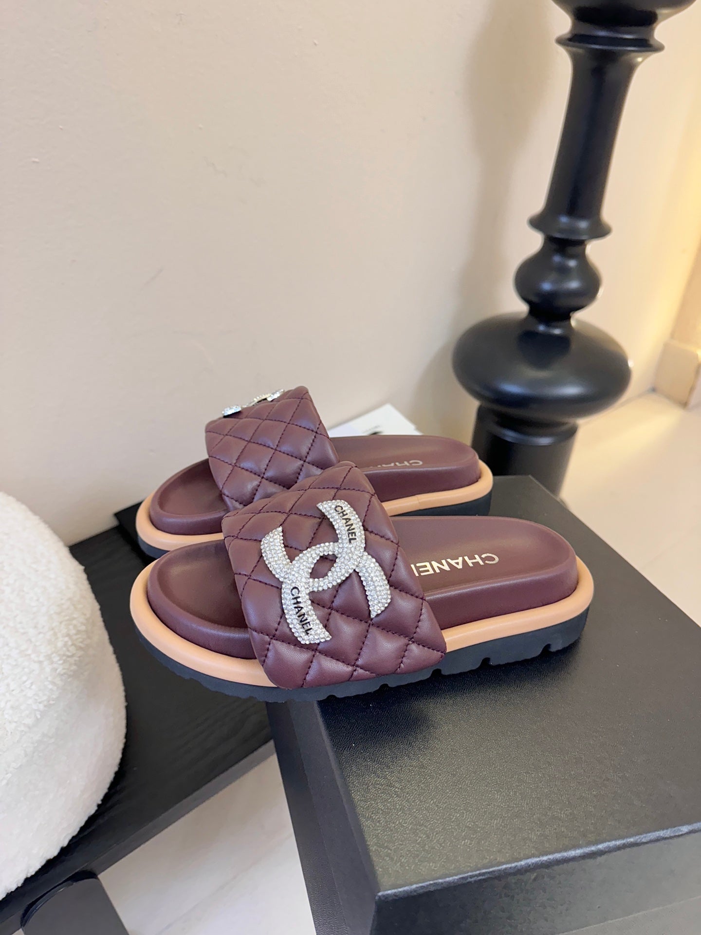 CC 26s Slippers Burgundy Beige Sheepskin 627178