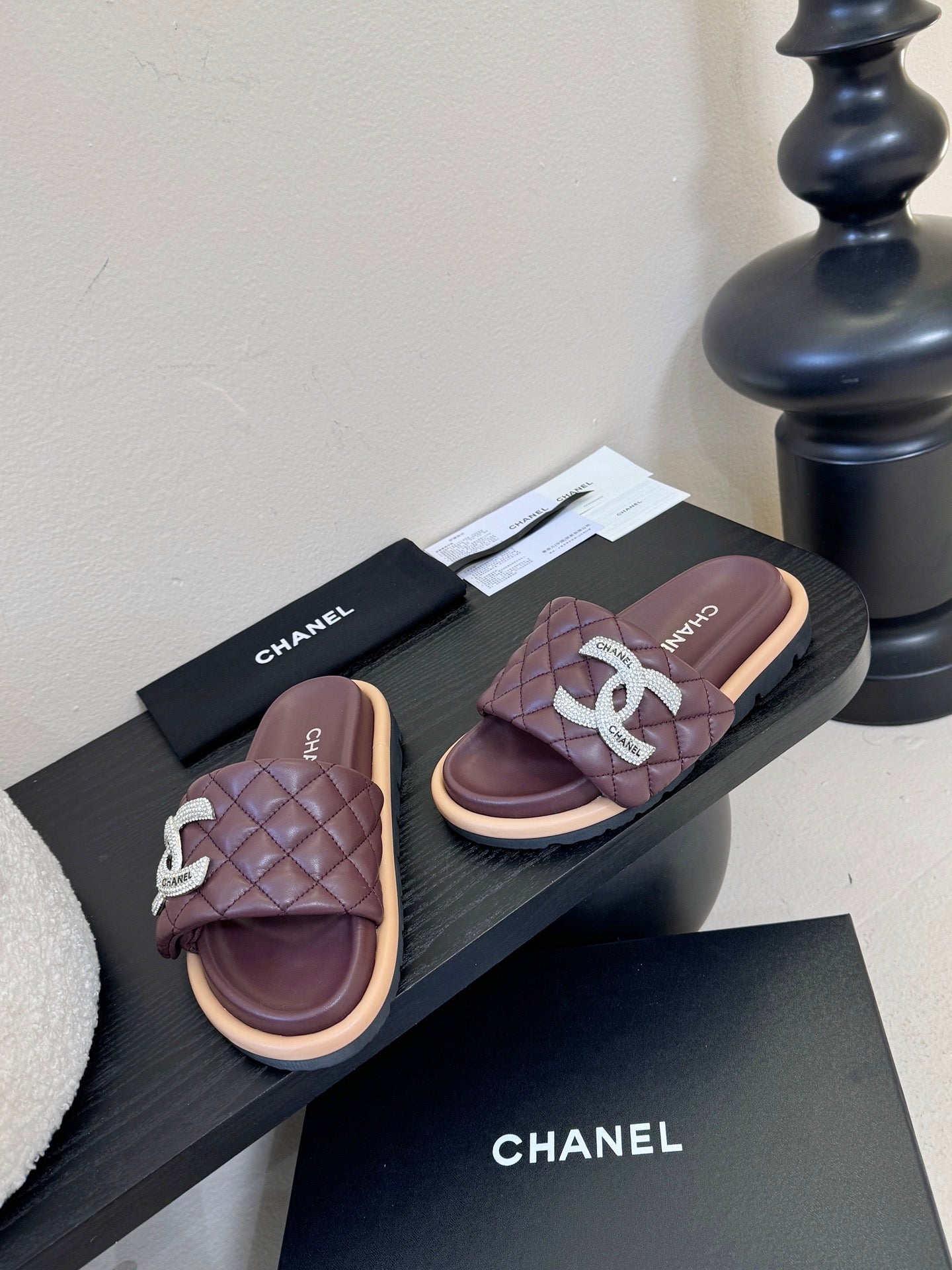 CC 26s Slippers Burgundy Beige Sheepskin 627178