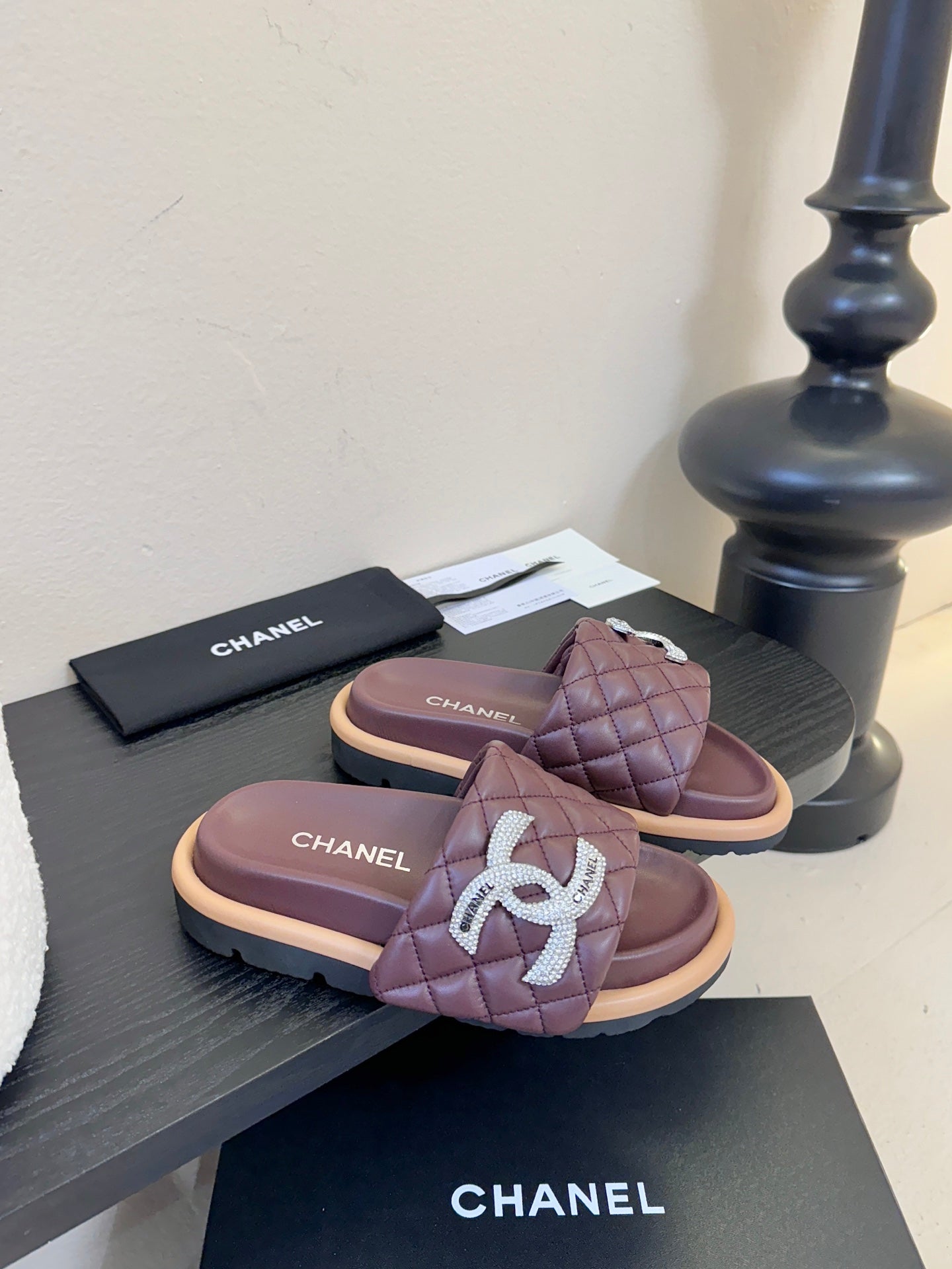 CC 26s Slippers Burgundy Beige Sheepskin 627178