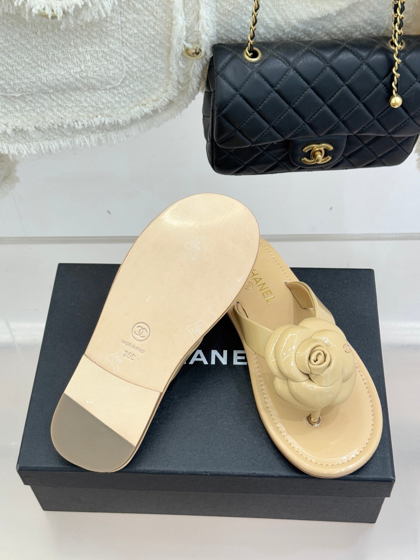 CC 26 Camellia Thong Sandal Beige Patent Leather 609991