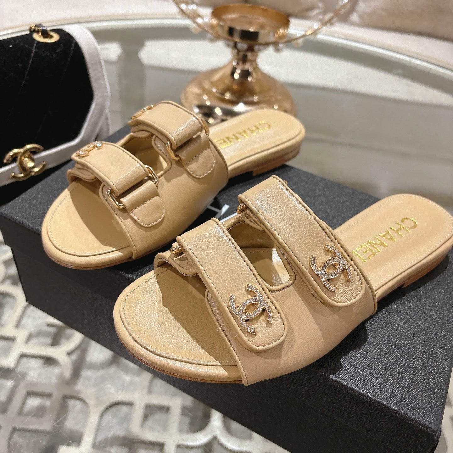 CC 26s Buckle Sandals Beige Sheepskin 627075